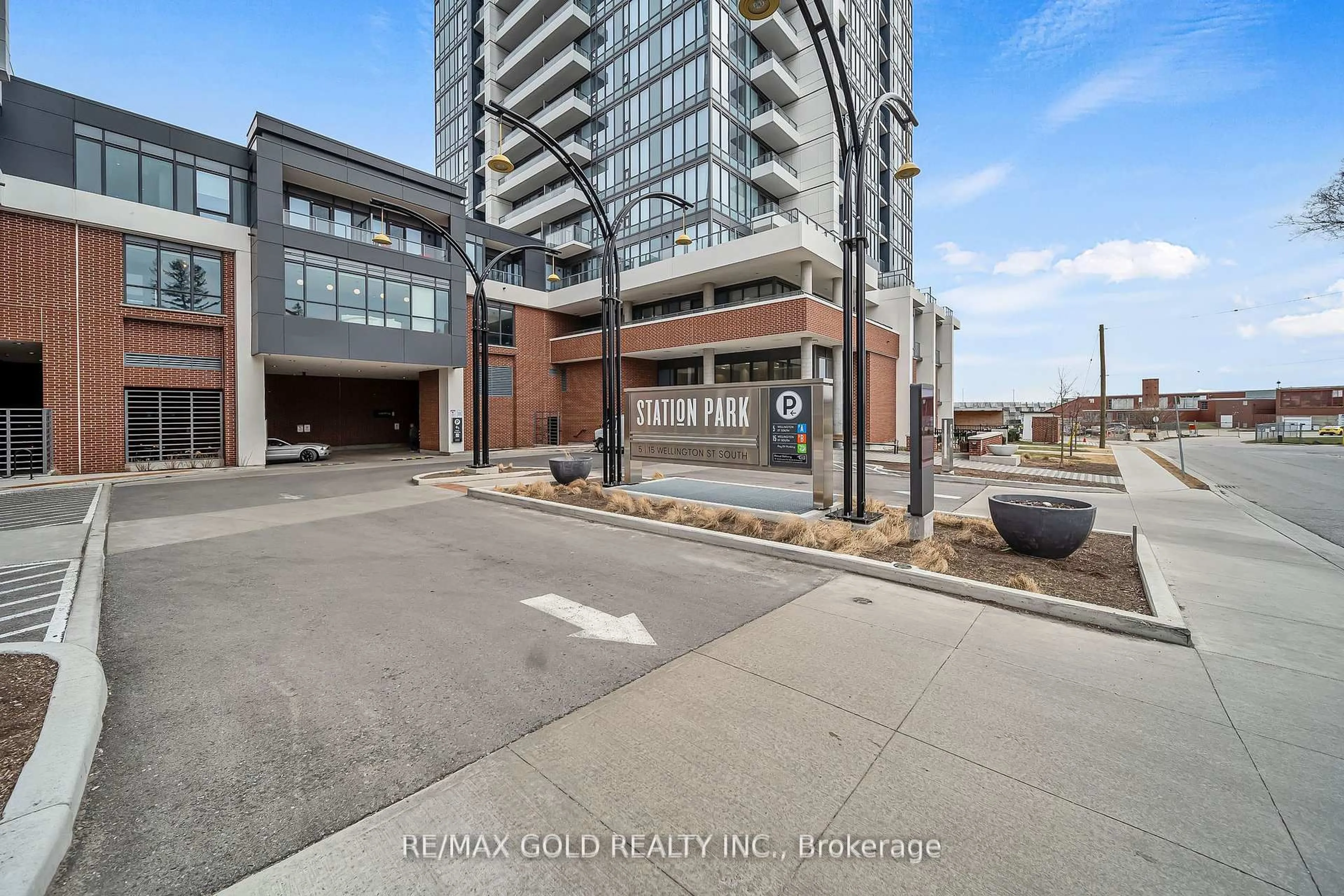 A pic from outside/outdoor area/front of a property/back of a property/a pic from drone, unknown for 15 Wellington St #2905, Kitchener Ontario N2G 0E4
