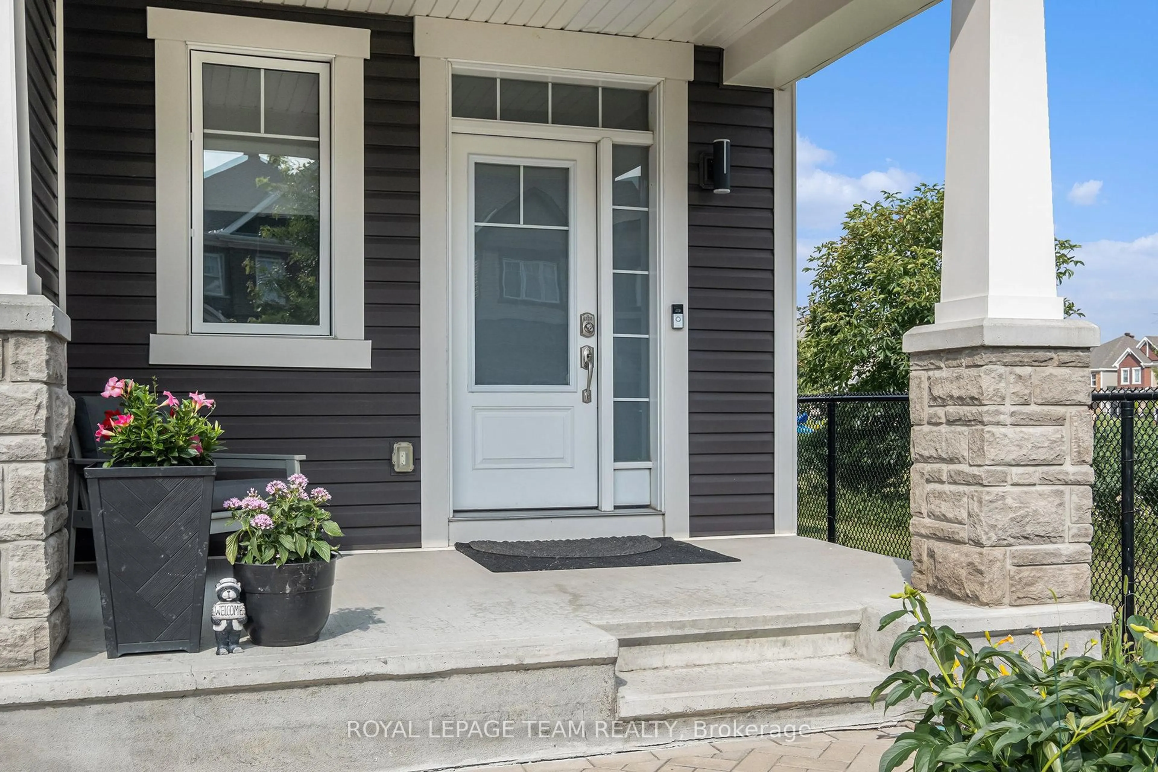 Indoor entryway for 622 Malahat Way, Ottawa Ontario K2S 1E7