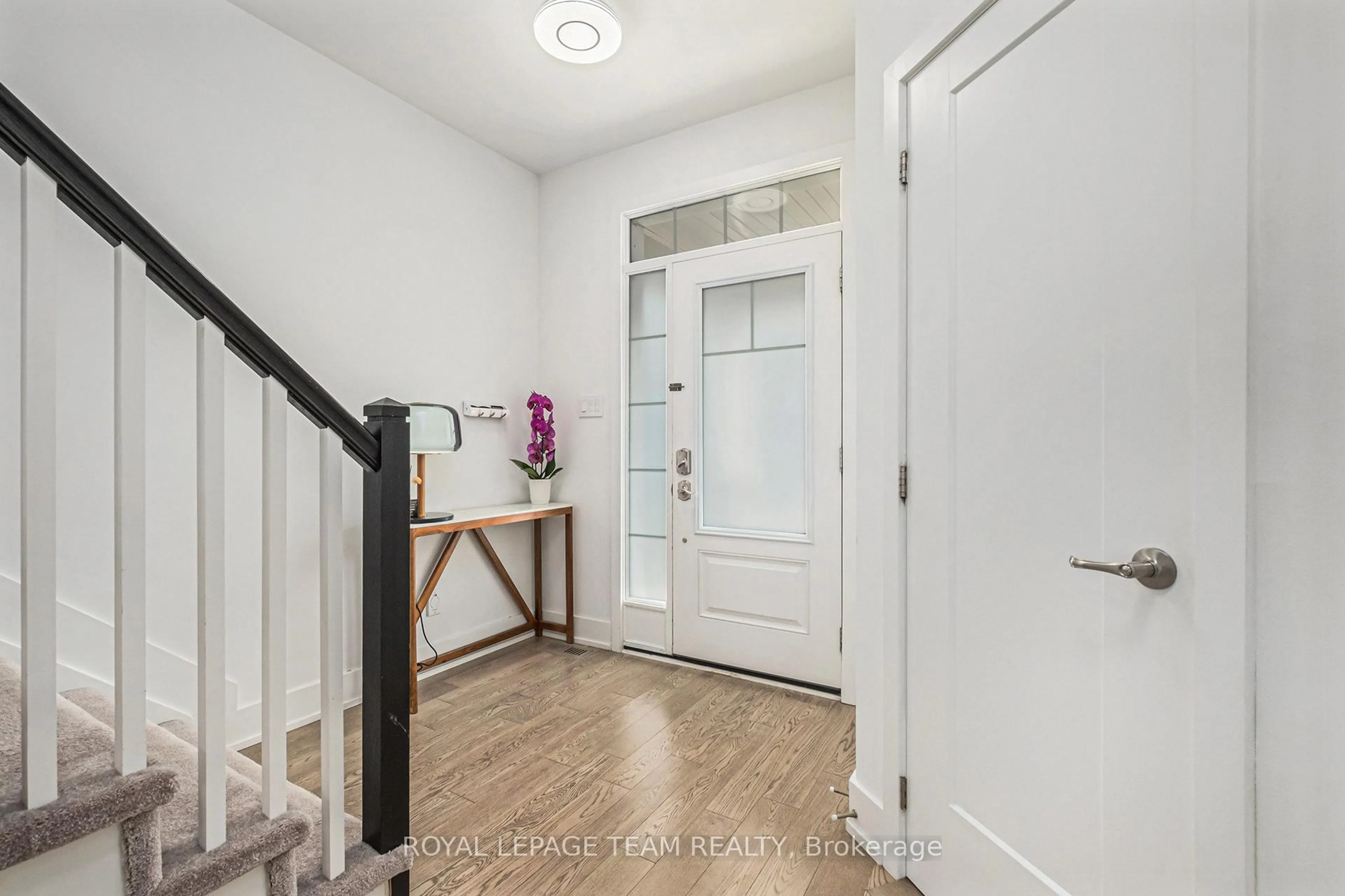 Indoor entryway for 622 Malahat Way, Ottawa Ontario K2S 1E7
