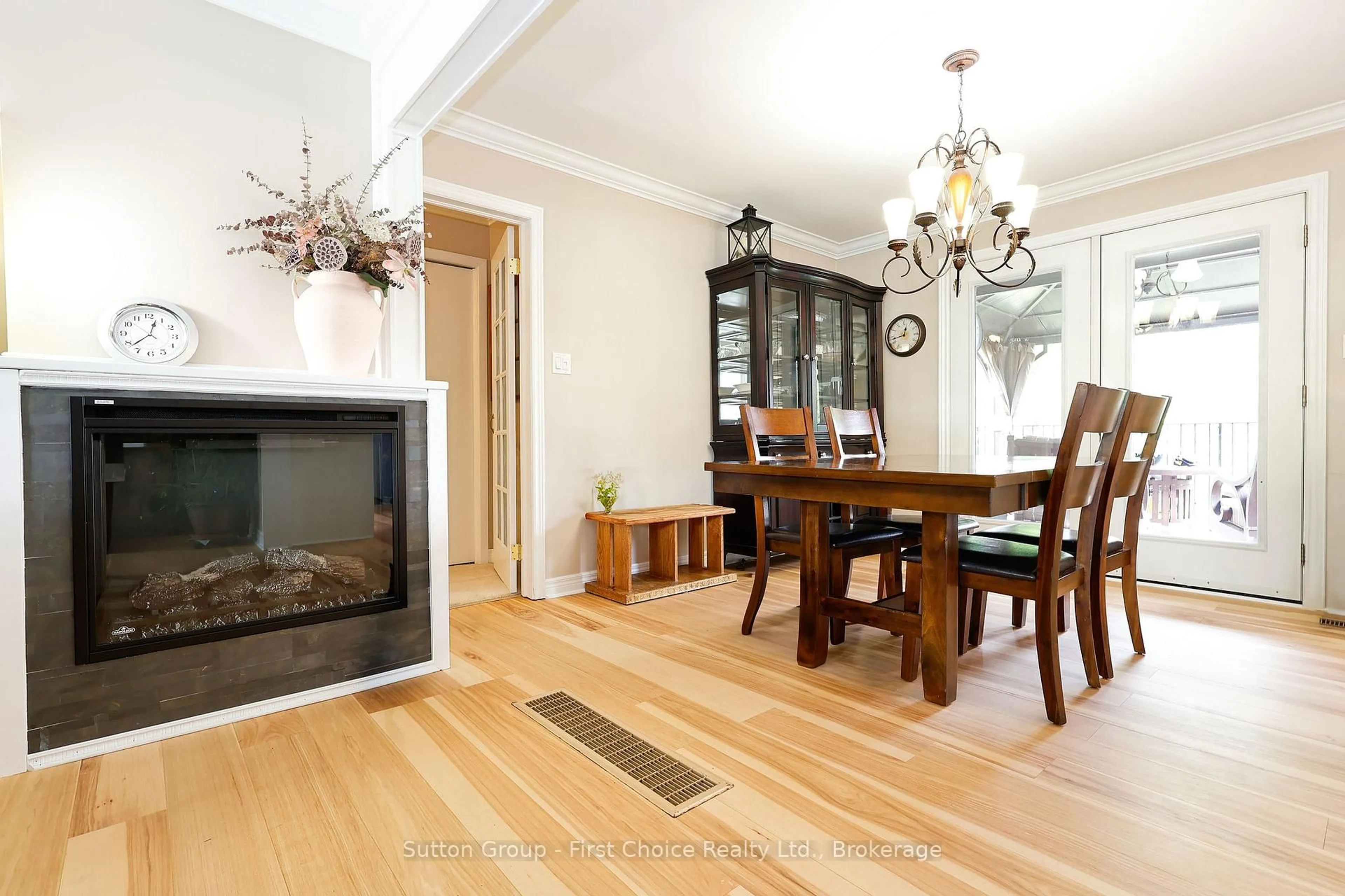 Dining room, wood/laminate floor for 348 DEVON St, Stratford Ontario N5A 2Z9