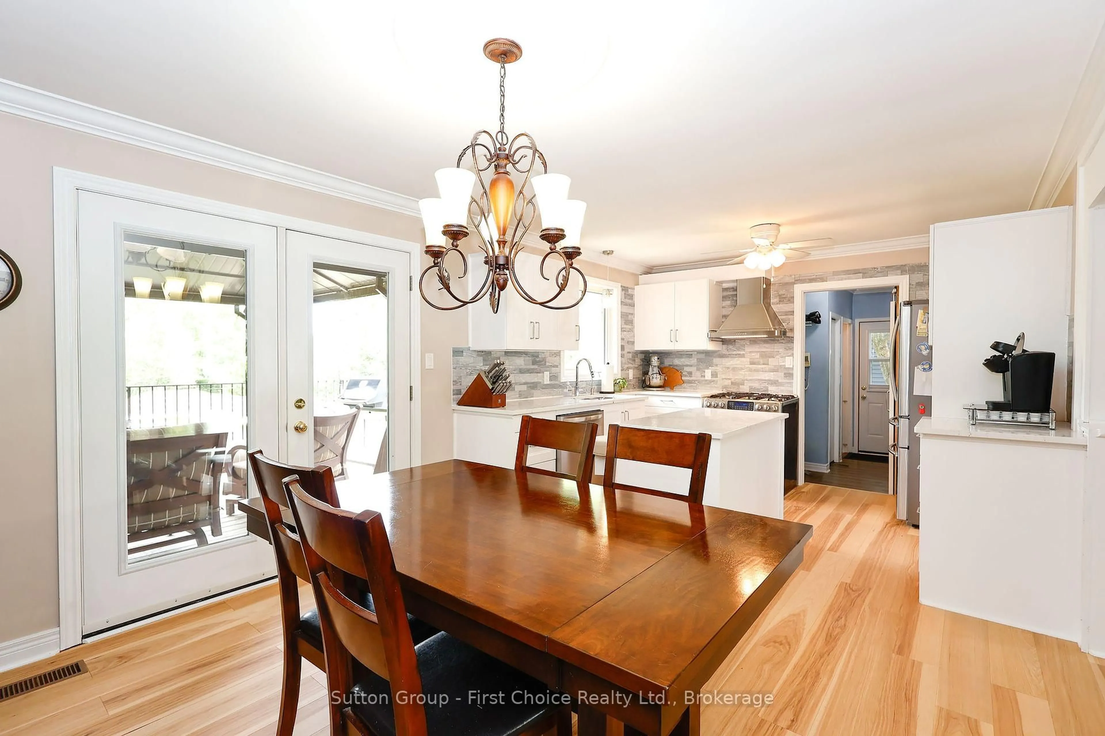 Open concept kitchen, wood/laminate floor for 348 DEVON St, Stratford Ontario N5A 2Z9