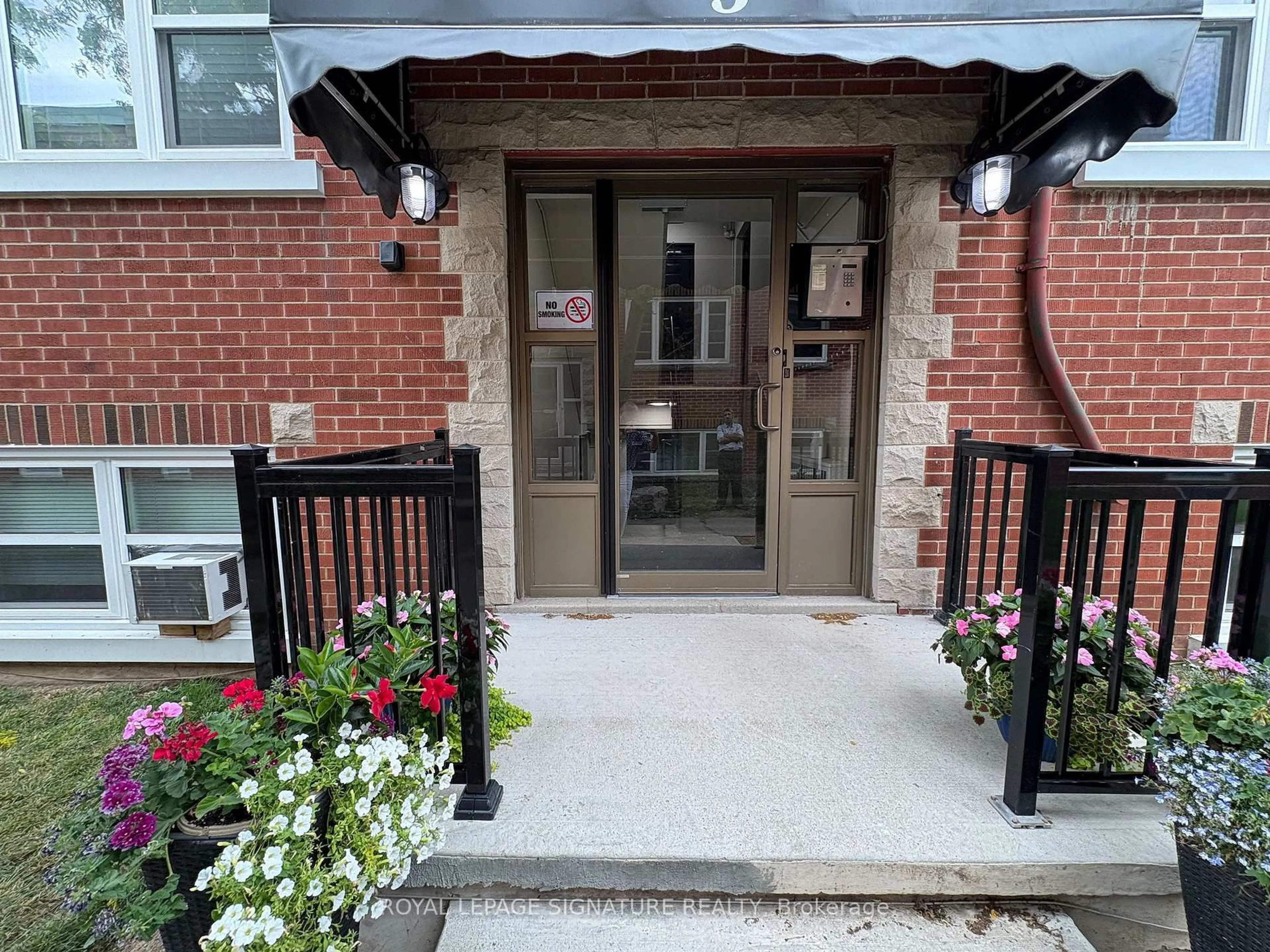 Indoor entryway for 5 Applewood Ave #1, Hamilton Ontario L8G 3S4
