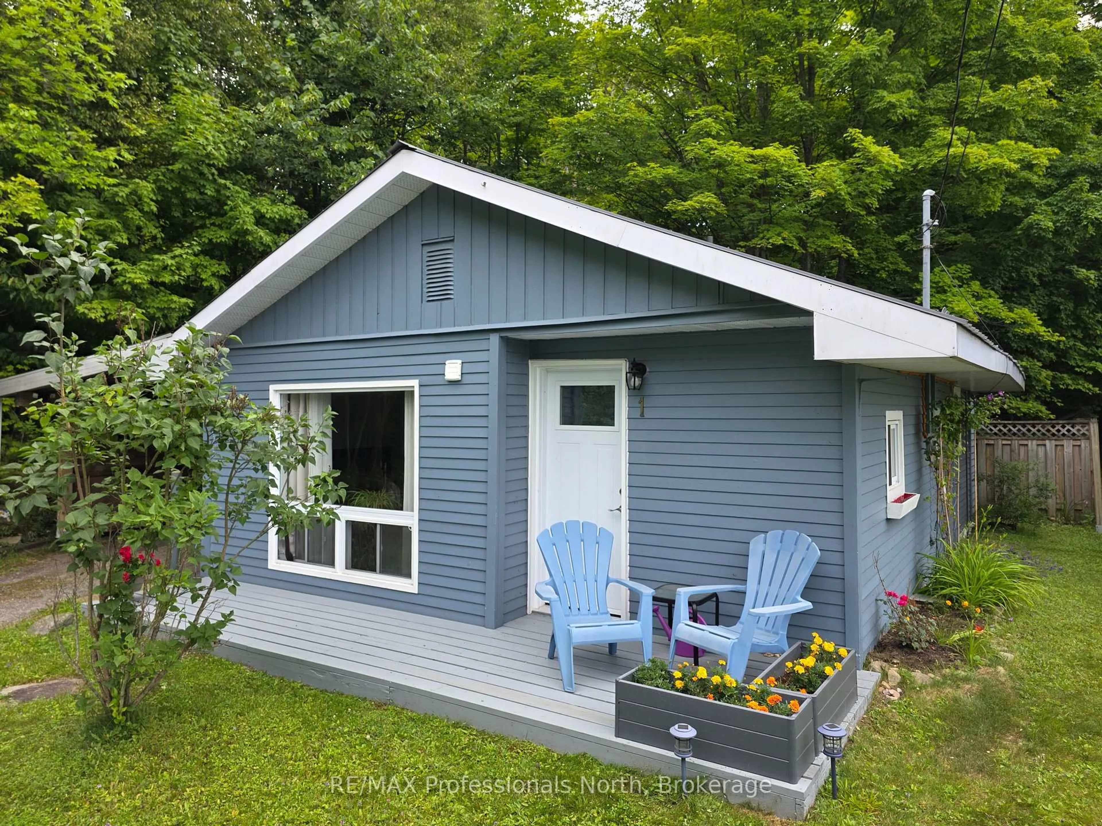 Home with vinyl exterior material, street for 1 George St, Huntsville Ontario P1H 1V8