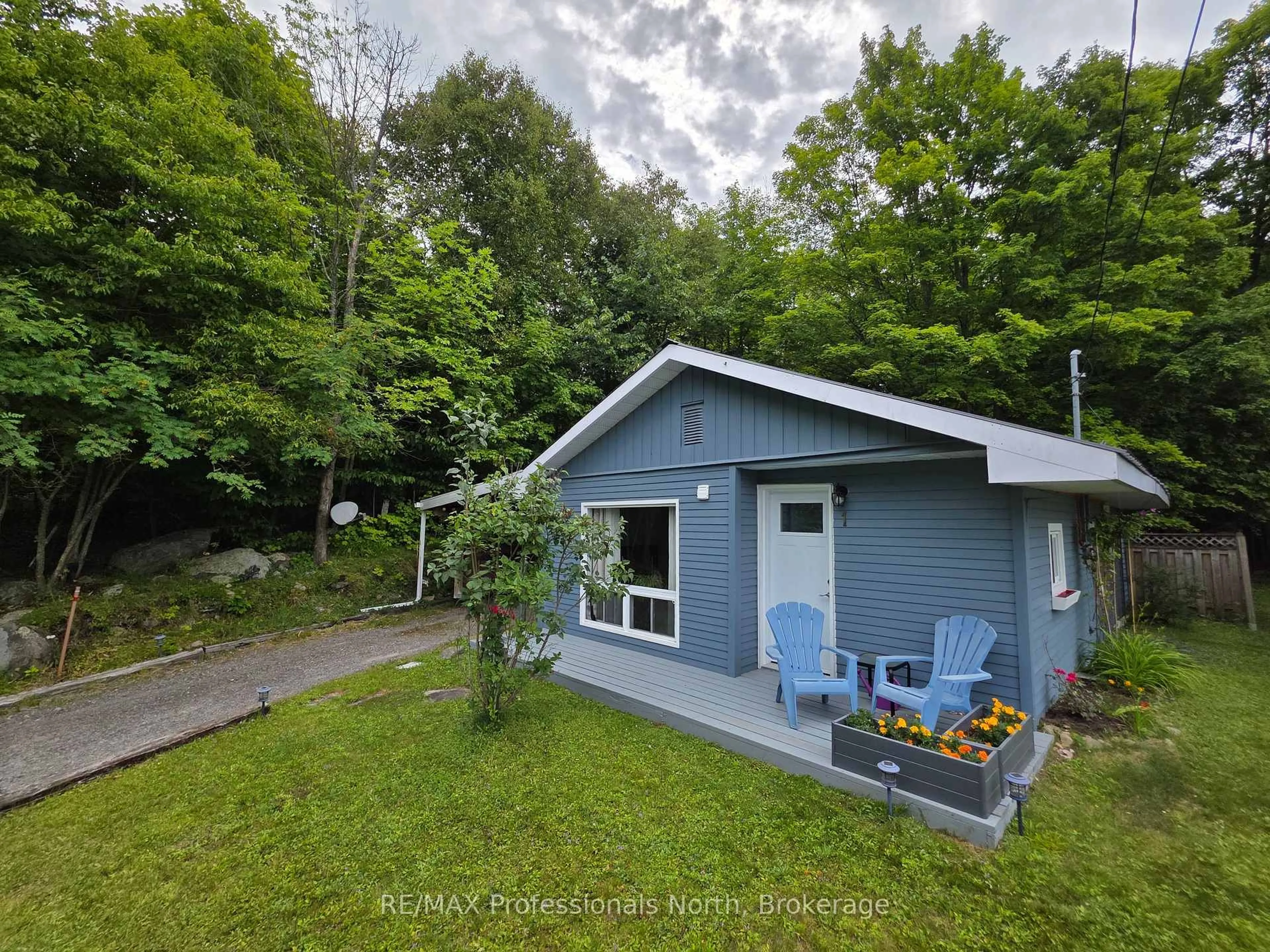 A pic from outside/outdoor area/front of a property/back of a property/a pic from drone, unknown for 1 George St, Huntsville Ontario P1H 1V8
