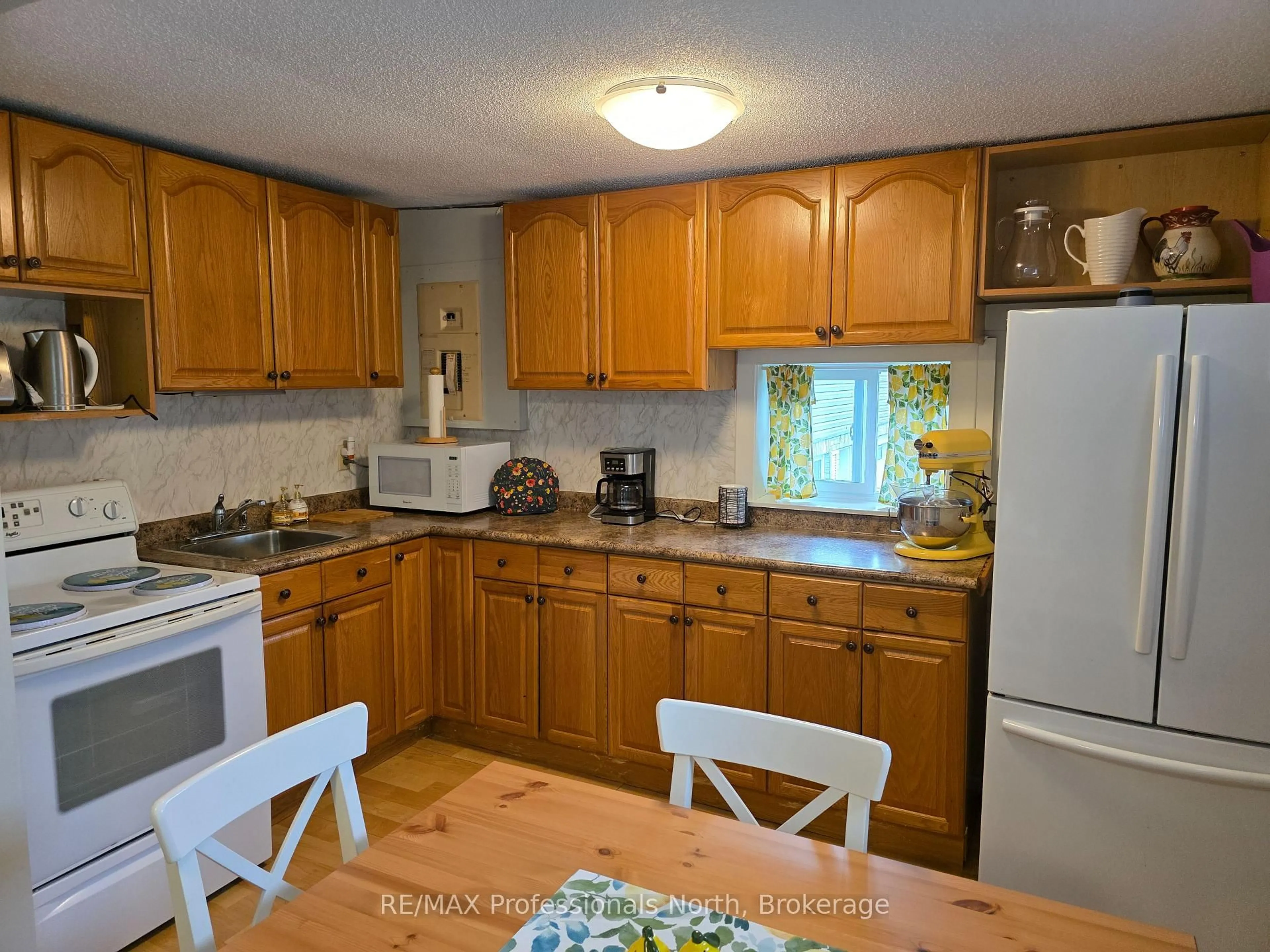 Standard kitchen, unknown for 1 George St, Huntsville Ontario P1H 1V8