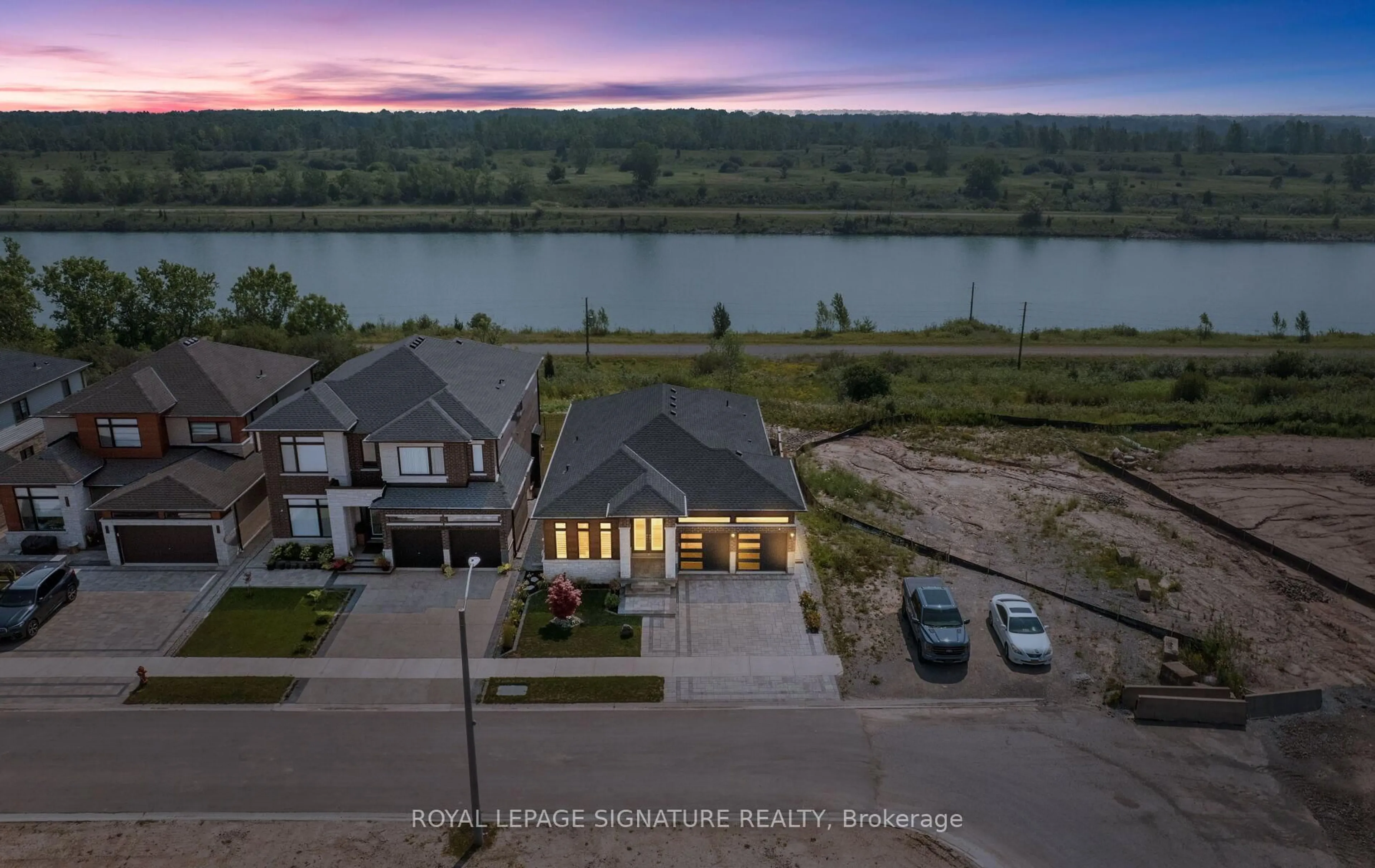 A pic from outside/outdoor area/front of a property/back of a property/a pic from drone, water/lake/river/ocean view for 296 Shoreview Dr, Welland Ontario L3B 0H3