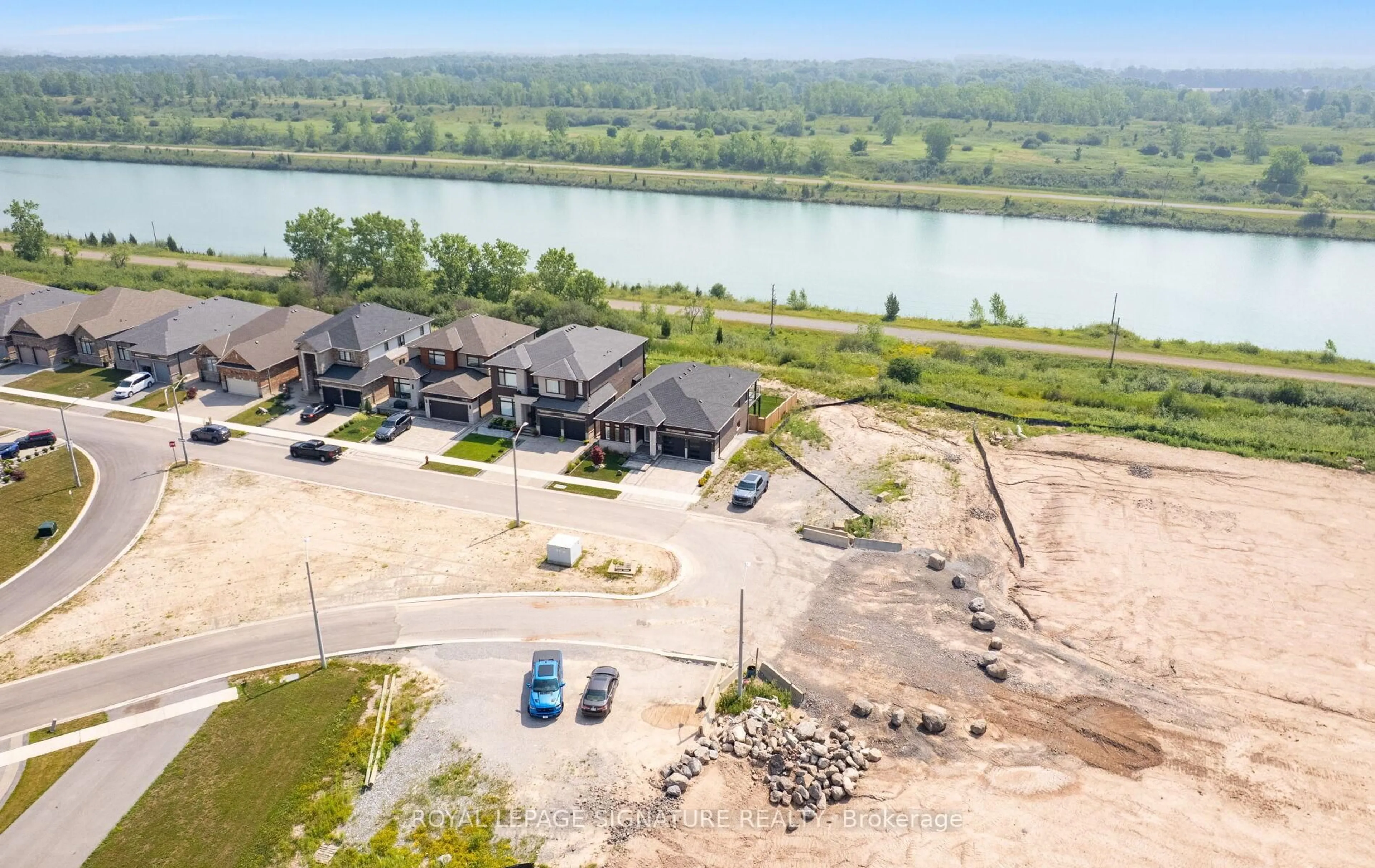 A pic from outside/outdoor area/front of a property/back of a property/a pic from drone, water/lake/river/ocean view for 296 Shoreview Dr, Welland Ontario L3B 0H3