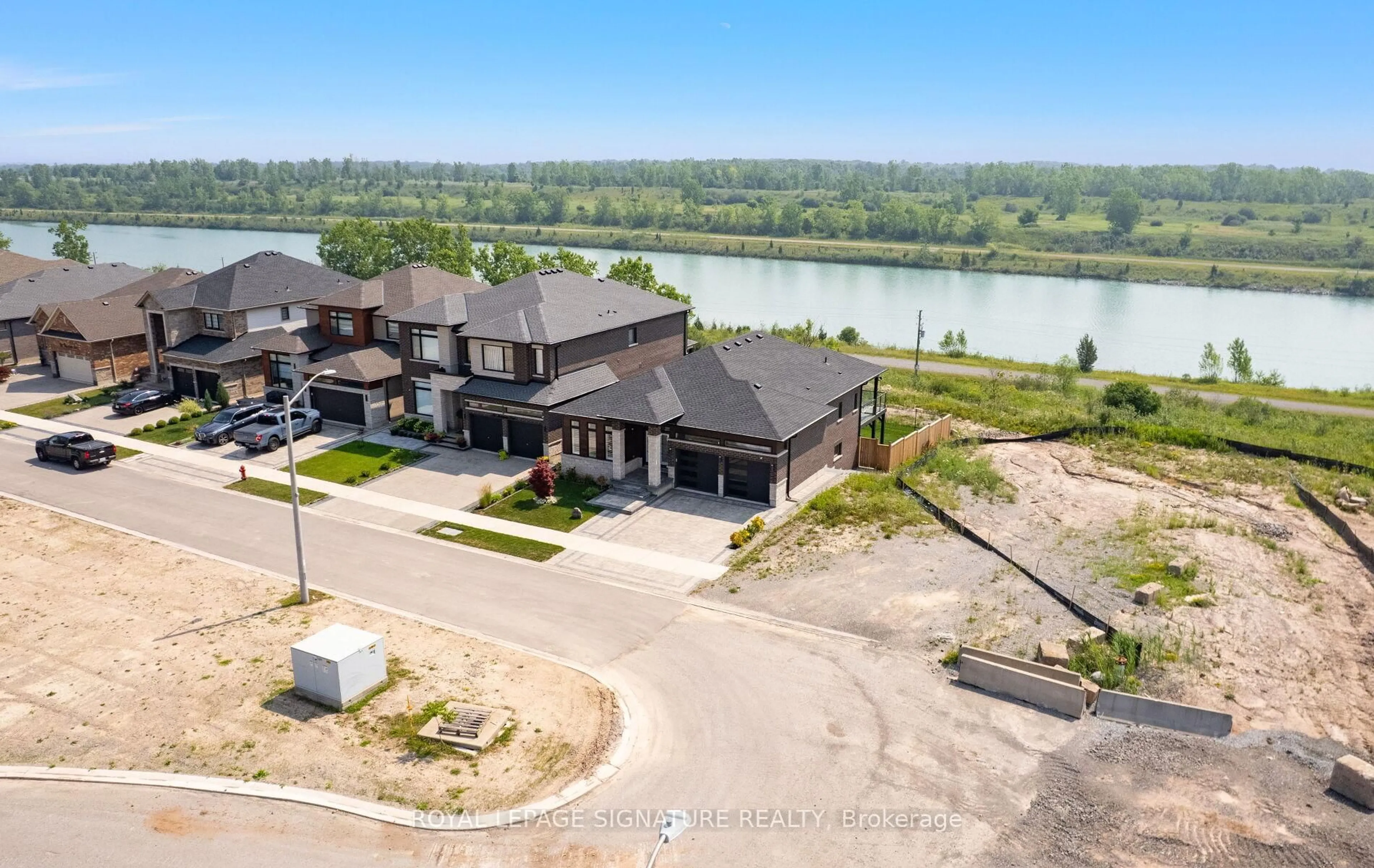 A pic from outside/outdoor area/front of a property/back of a property/a pic from drone, water/lake/river/ocean view for 296 Shoreview Dr, Welland Ontario L3B 0H3