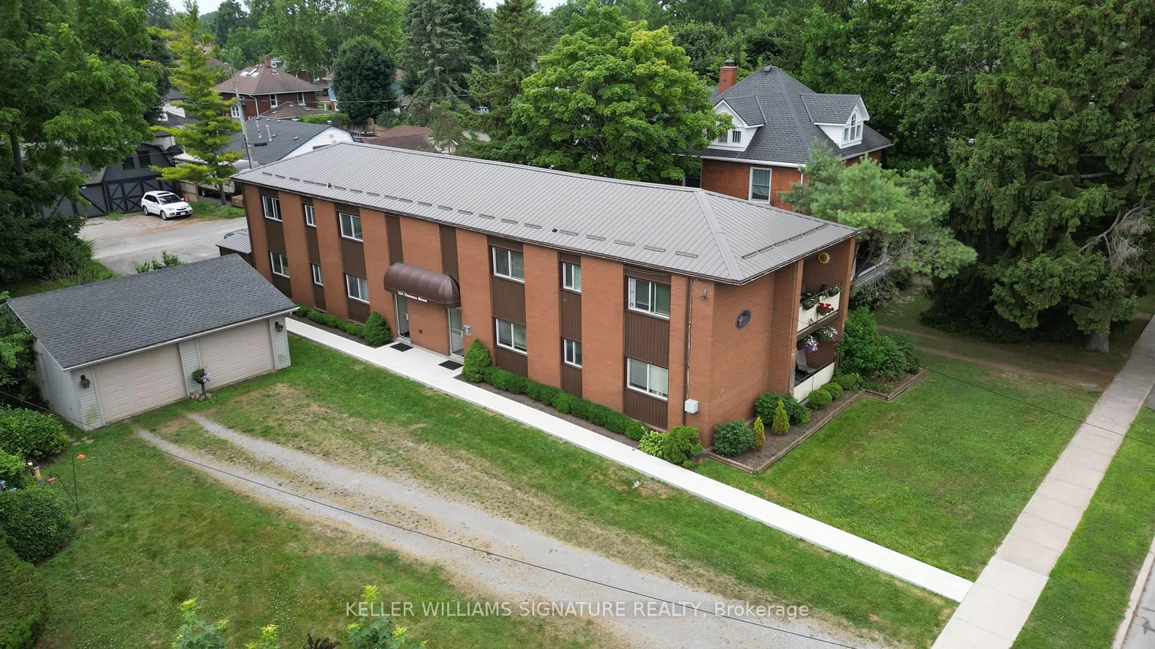 A pic from outside/outdoor area/front of a property/back of a property/a pic from drone, building for 224 Clarence St, Port Colborne Ontario L3K 3G6