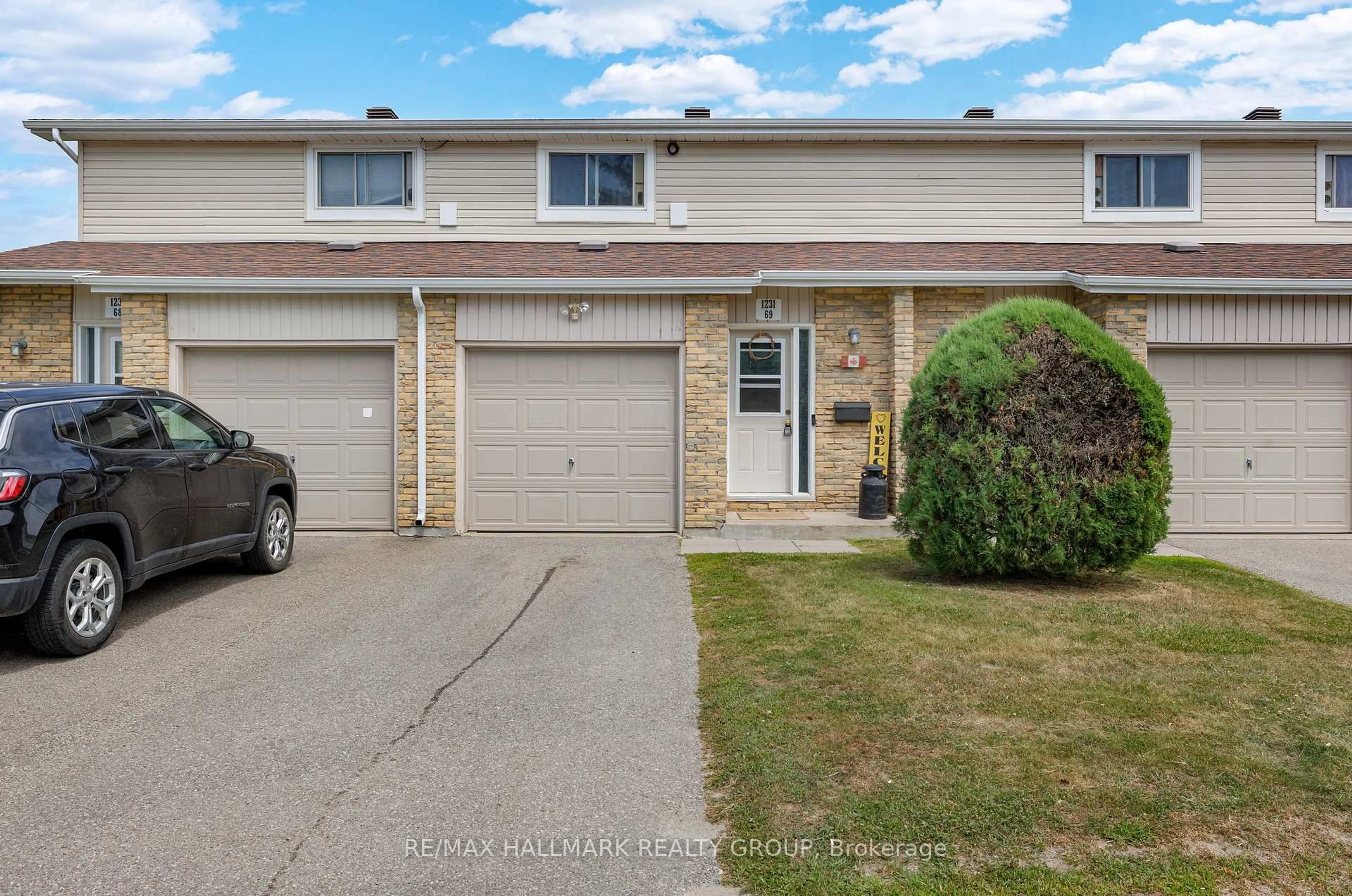 A pic from outside/outdoor area/front of a property/back of a property/a pic from drone, street for 1231 Millwood Ave #69, Brockville Ontario K6V 6J4