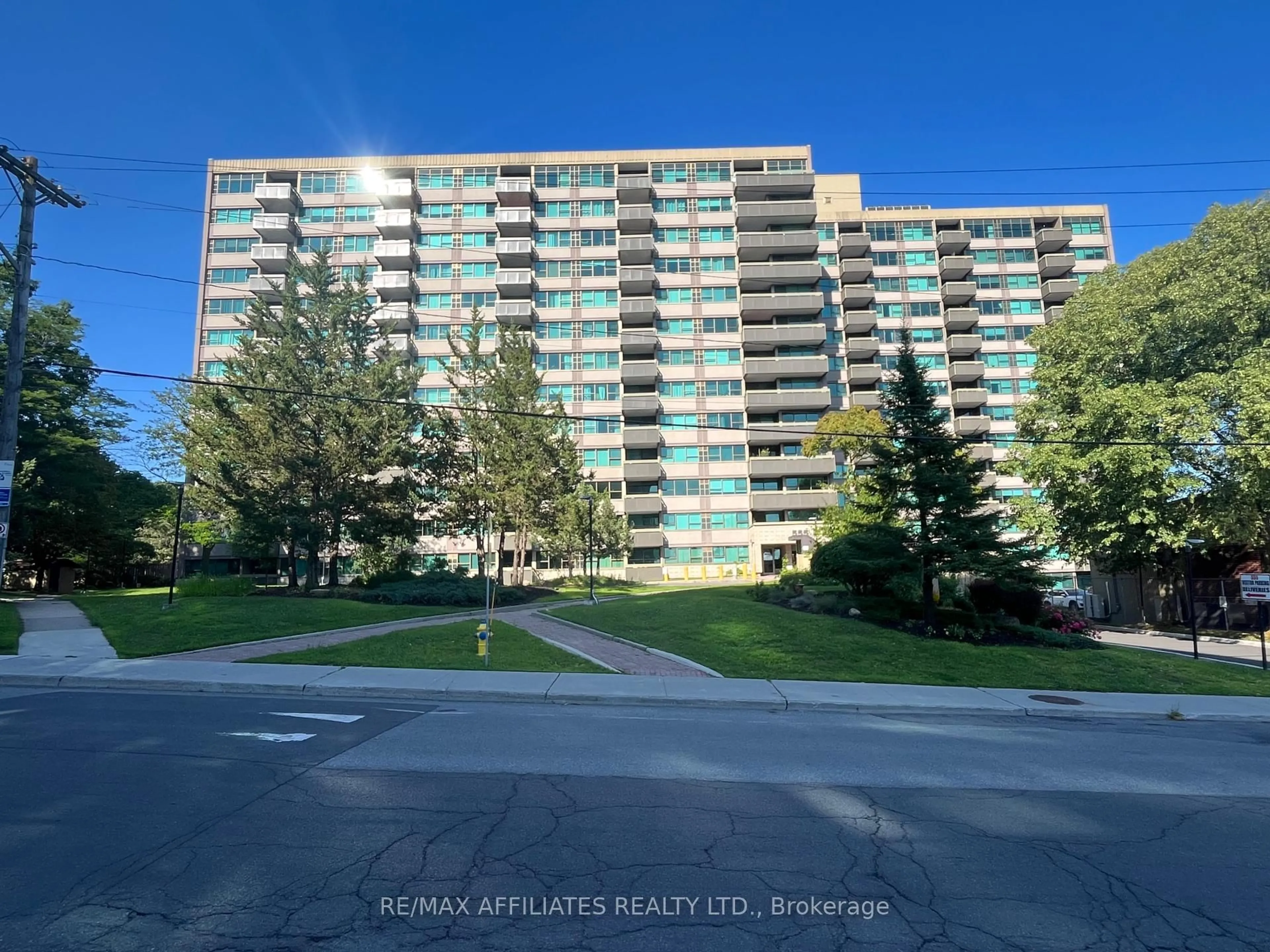 A pic from outside/outdoor area/front of a property/back of a property/a pic from drone, unknown for 555 BRITTANY Dr #407, Ottawa Ontario K1K 4C5