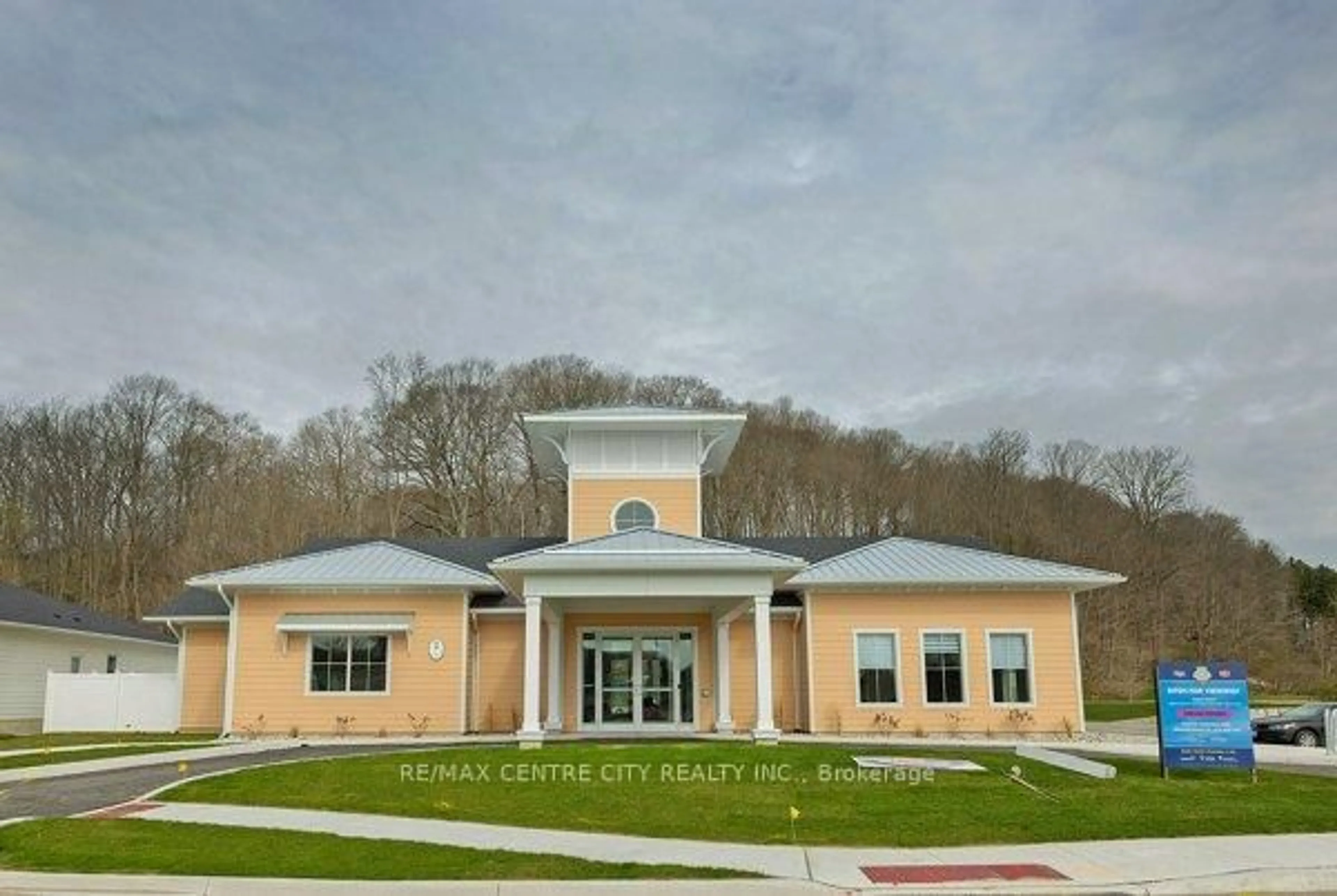 Indoor foyer for 429 George St, Central Elgin Ontario N5L 1G4