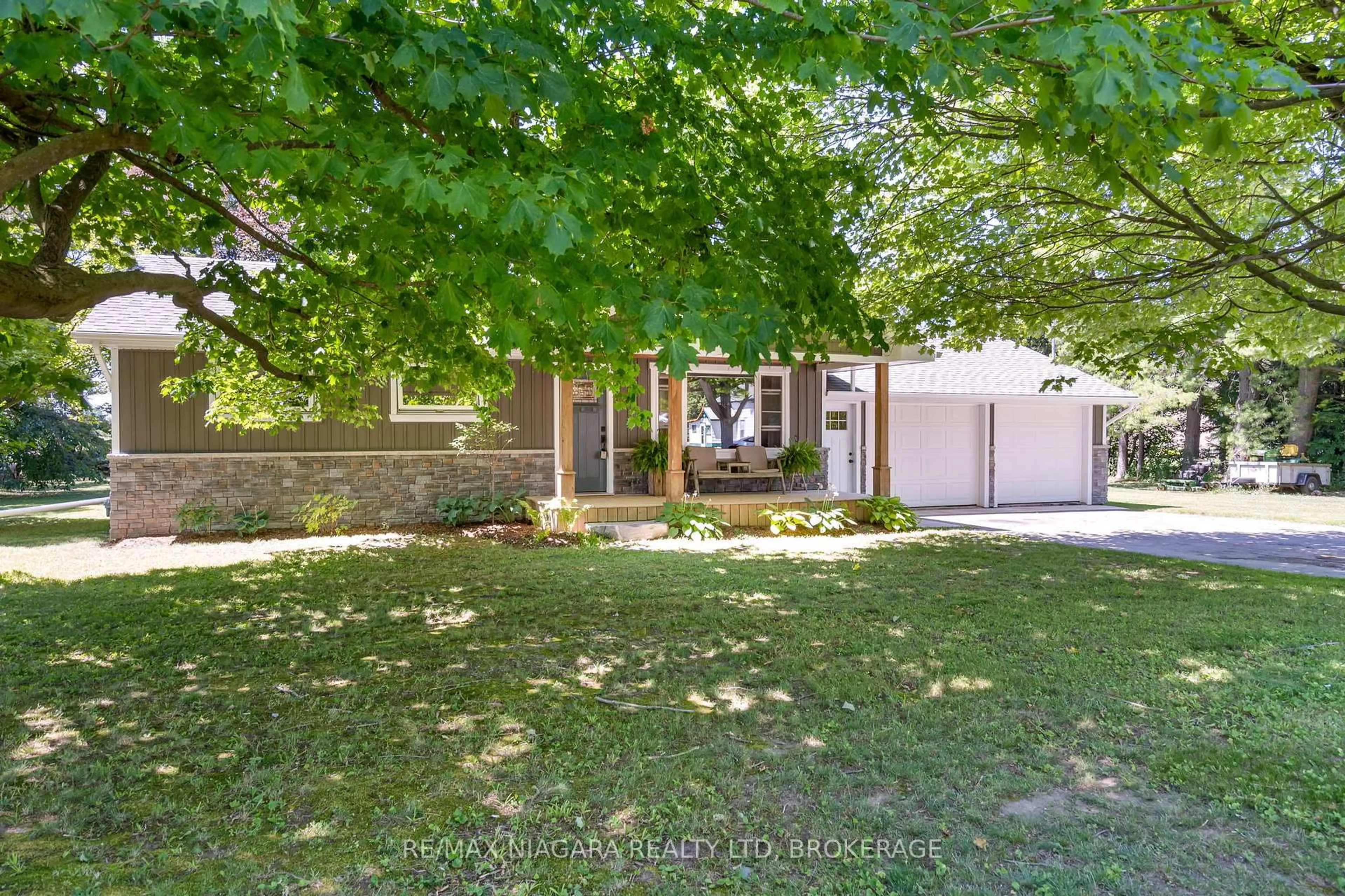 A pic from outside/outdoor area/front of a property/back of a property/a pic from drone, street for 43092 Wills Rd, Wainfleet Ontario L0S 1V0