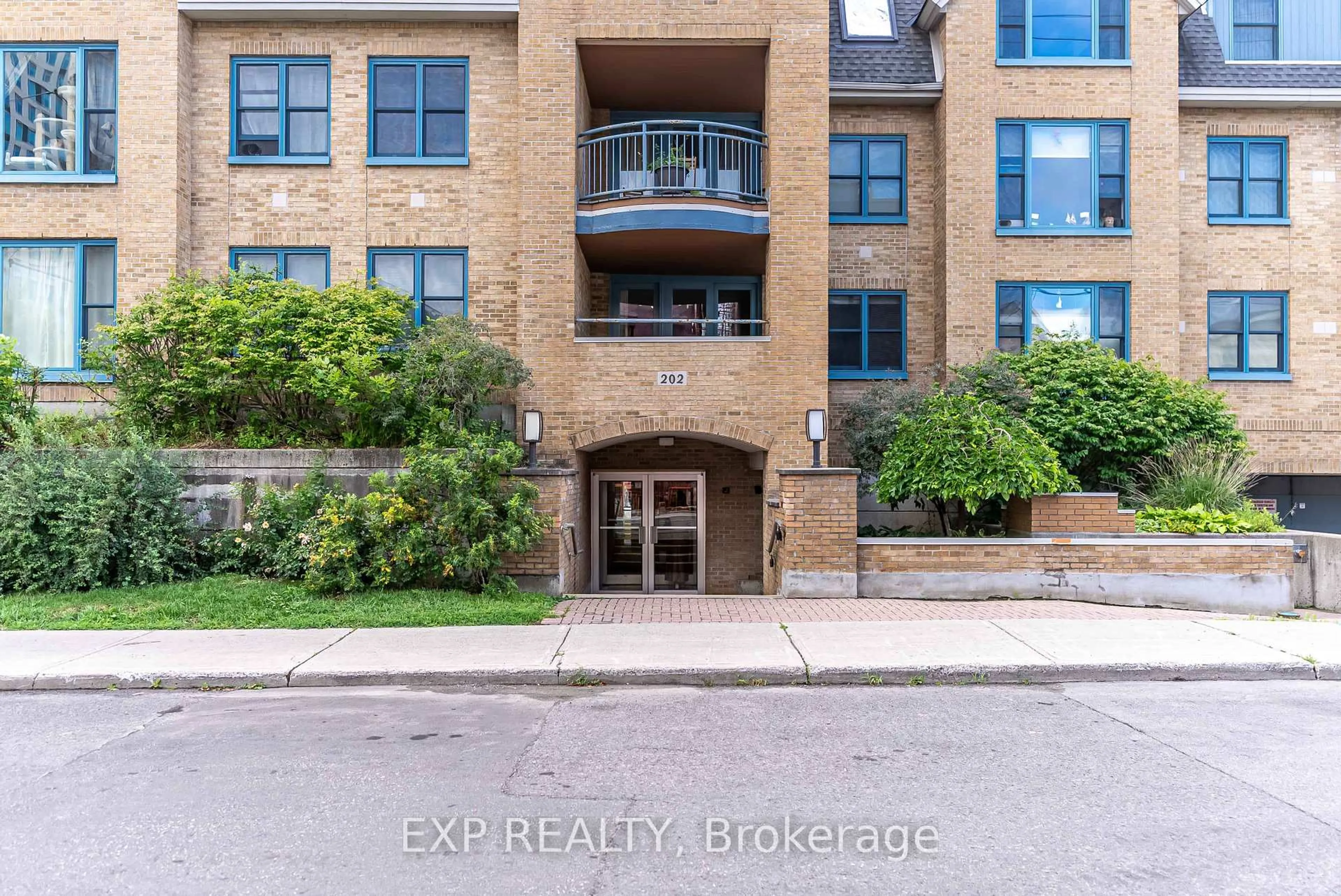 Indoor entryway for 202 Hinchey Ave #211, Ottawa Ontario K1Y 1L7
