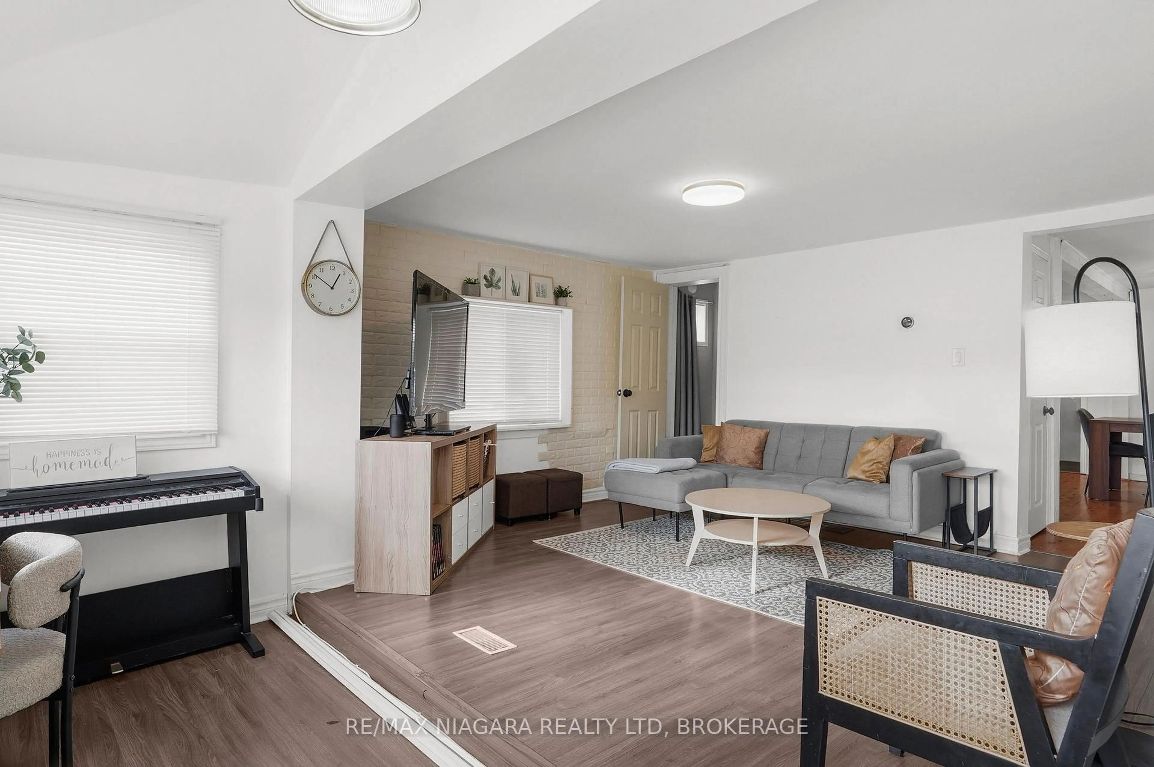 Living room with furniture, unknown for 7 Bloomfield Ave, St. Catharines Ontario L2P 1W8
