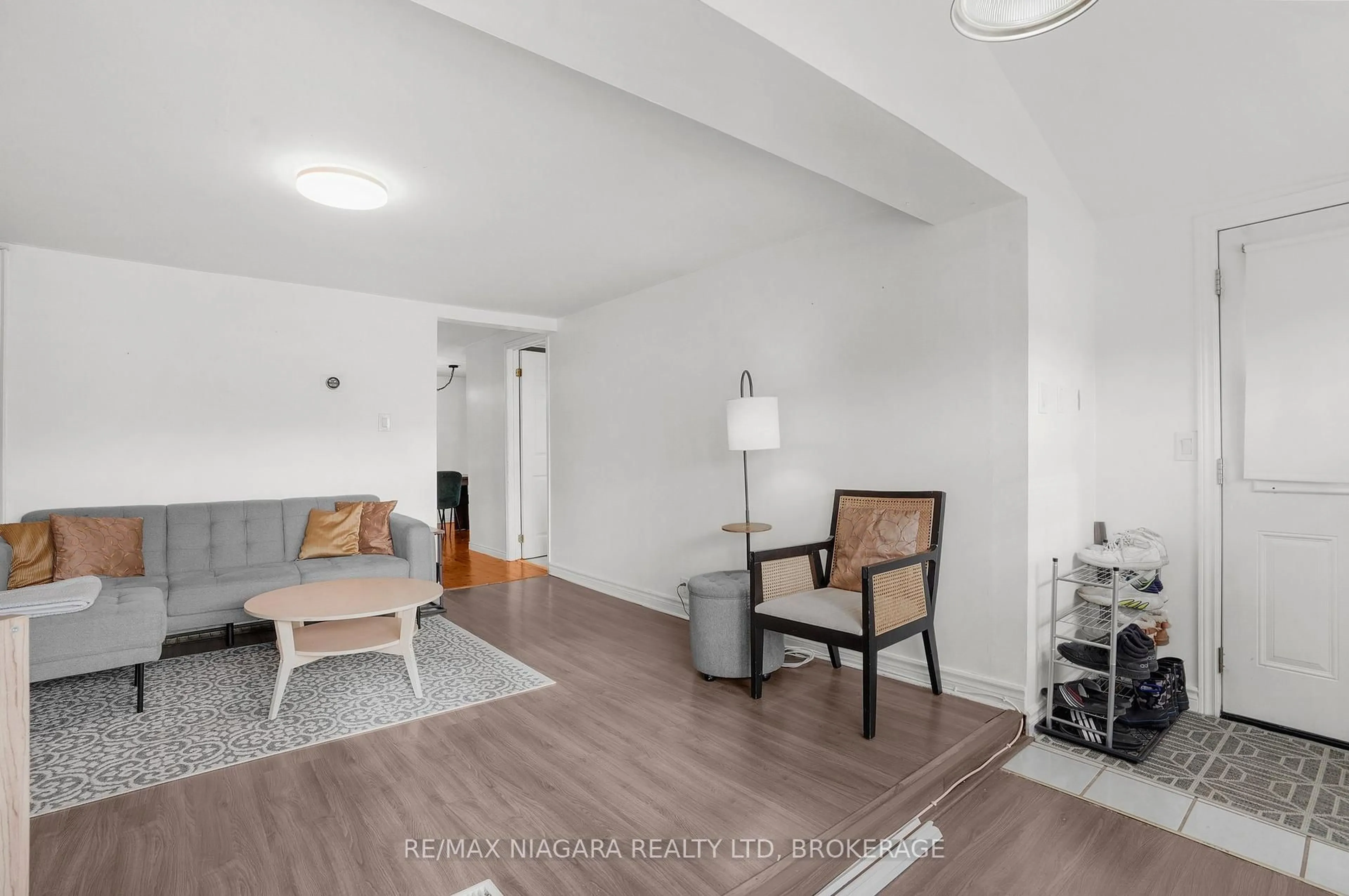 Living room with furniture, unknown for 7 Bloomfield Ave, St. Catharines Ontario L2P 1W8