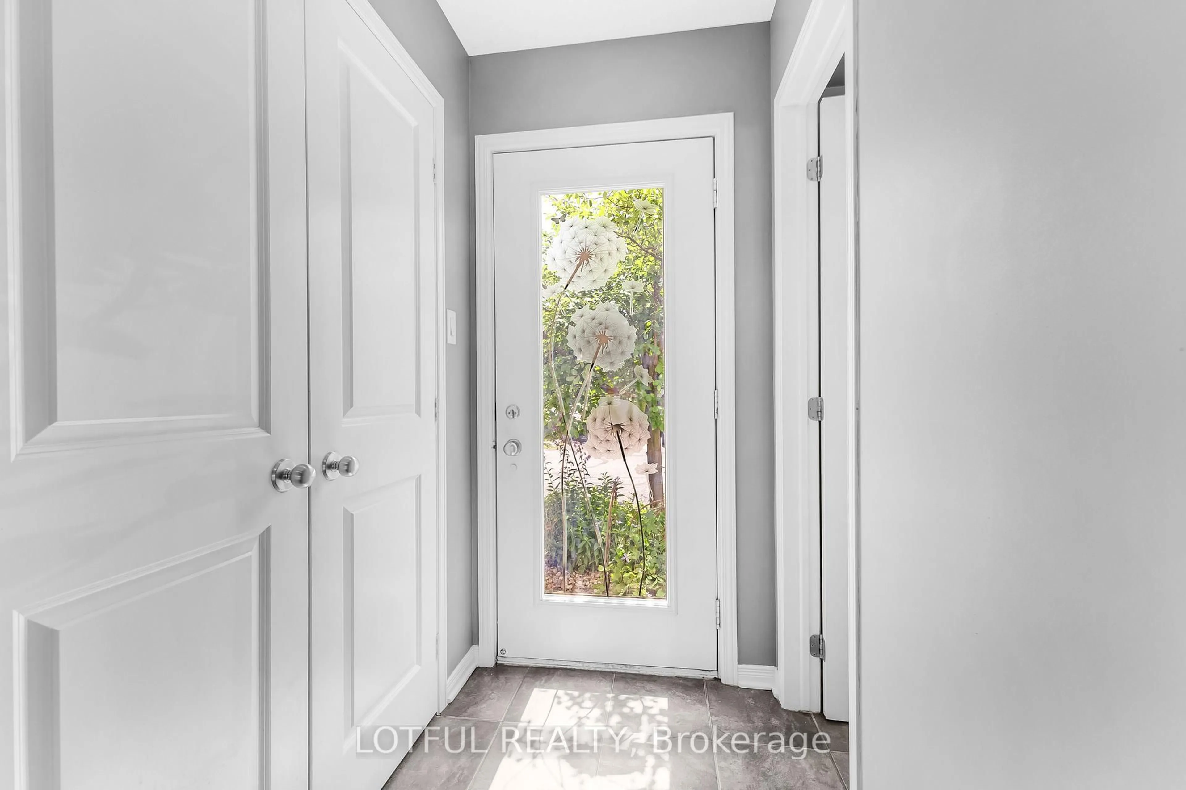 Indoor entryway for 515 Burleigh Private, Ottawa Ontario K1J 1J9