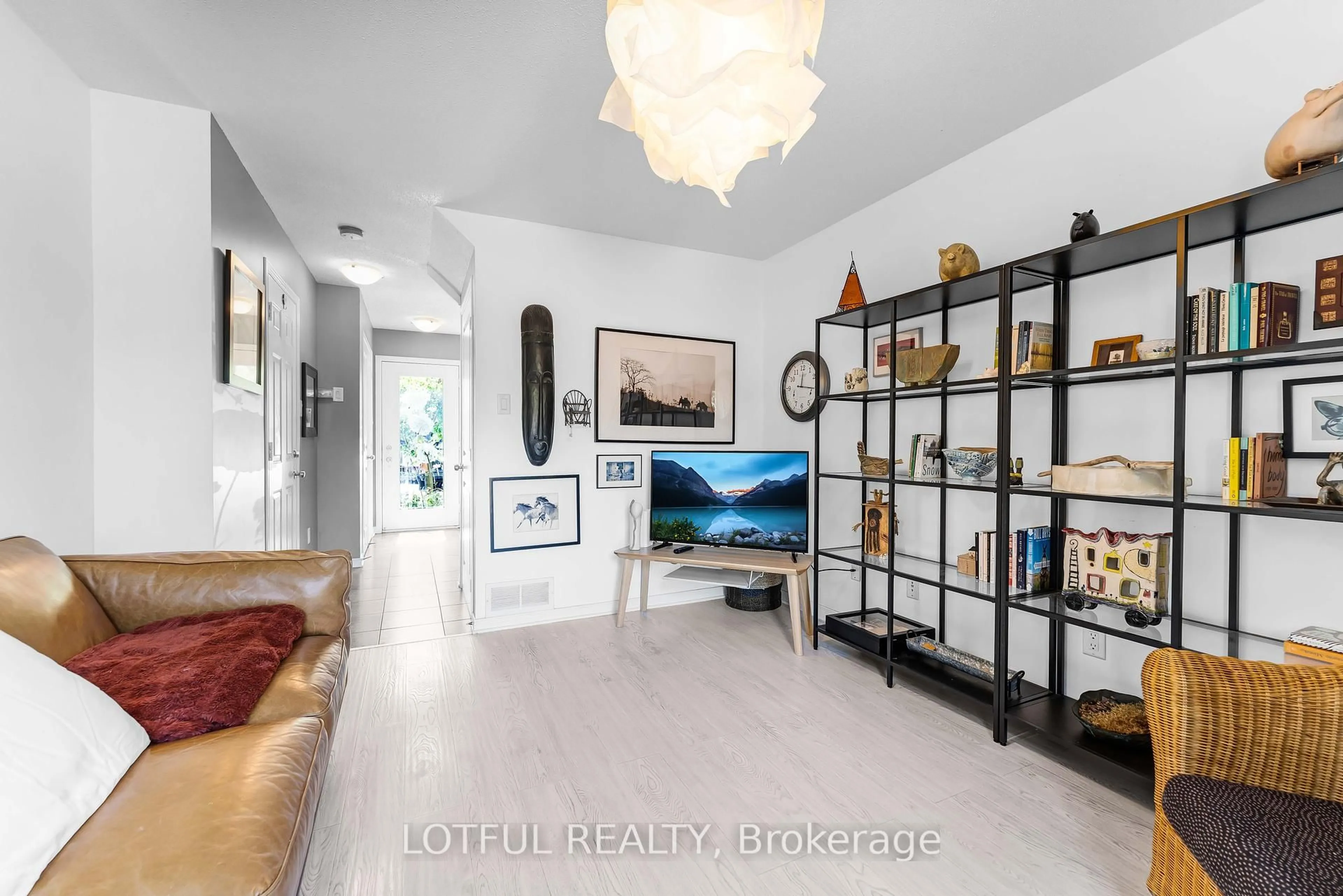 Indoor entryway for 515 Burleigh Private, Ottawa Ontario K1J 1J9