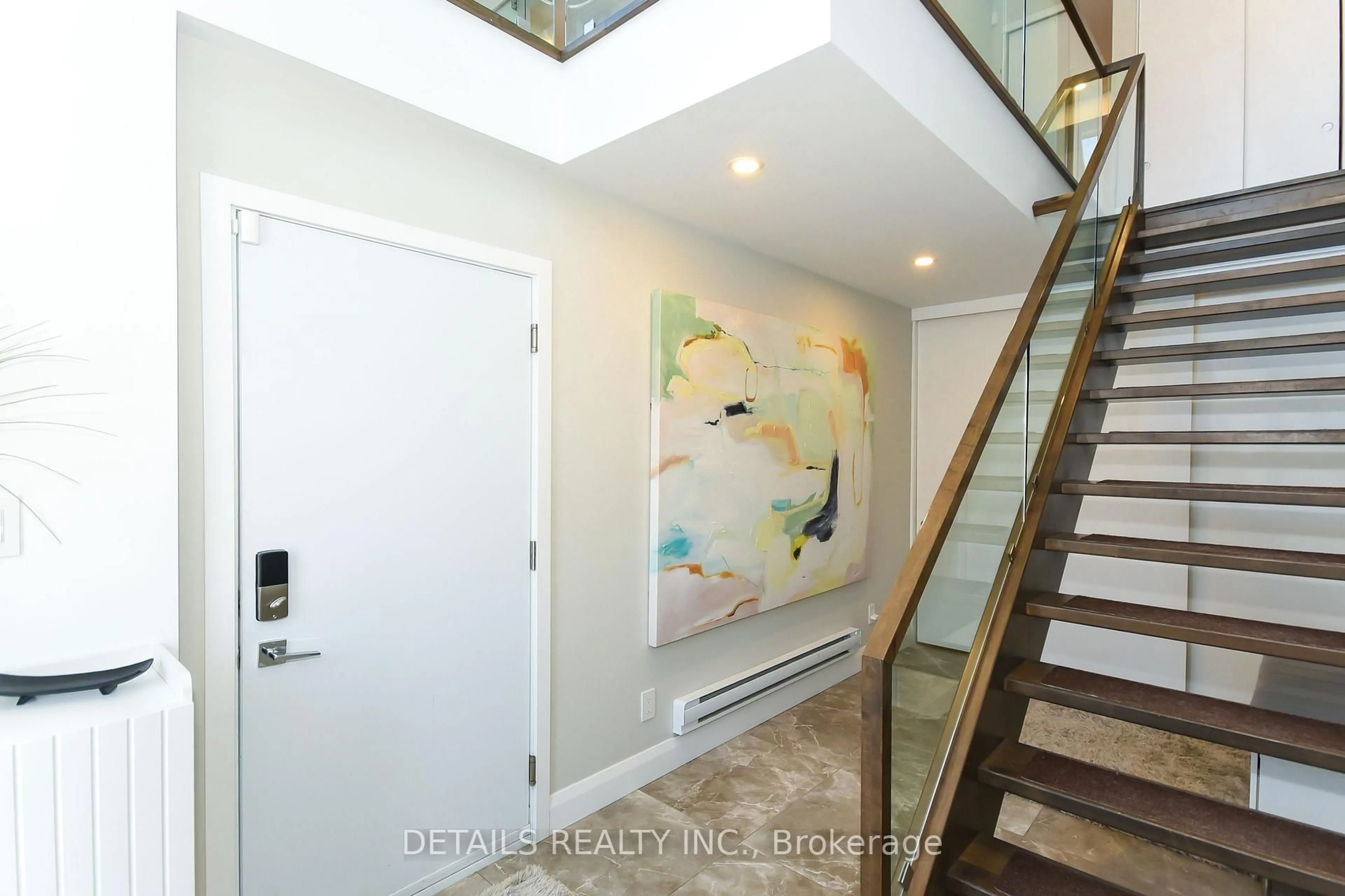 Indoor entryway for 44C Byron Ave, Ottawa Ontario K1Y 3J1