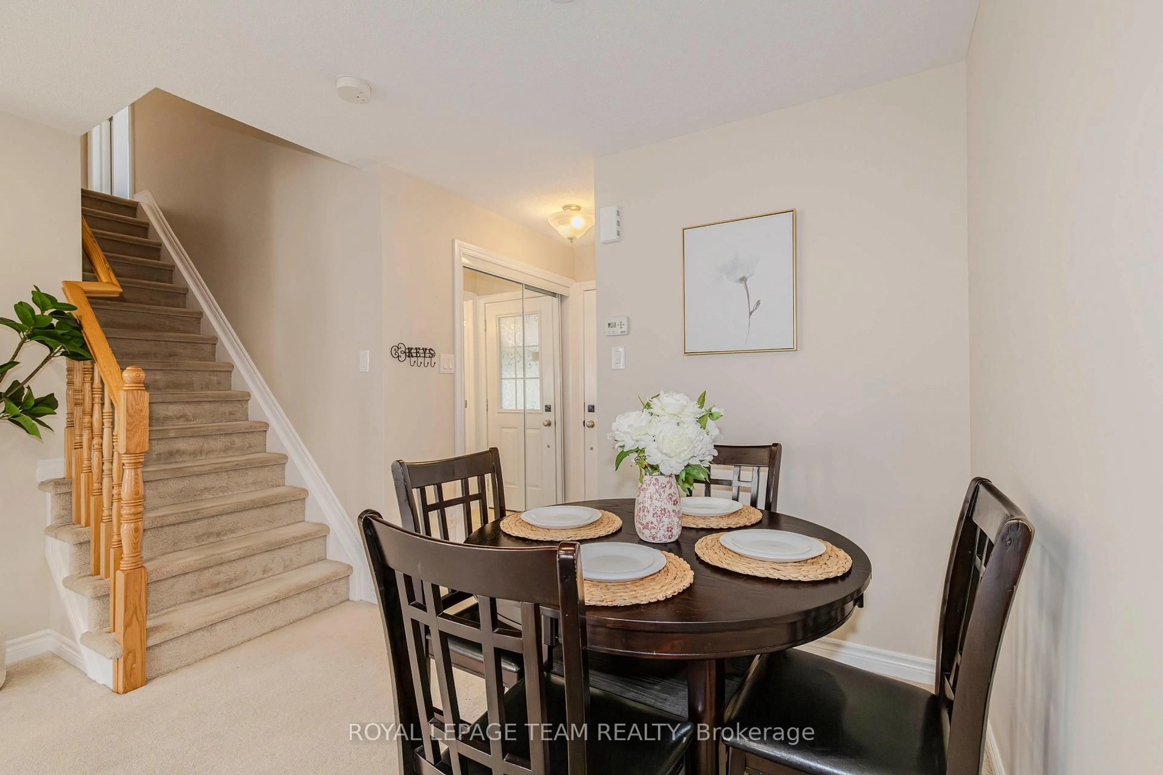 Dining room, ceramic/tile floor for 466 Meadowhawk Cres, Ottawa Ontario K2J 5W7