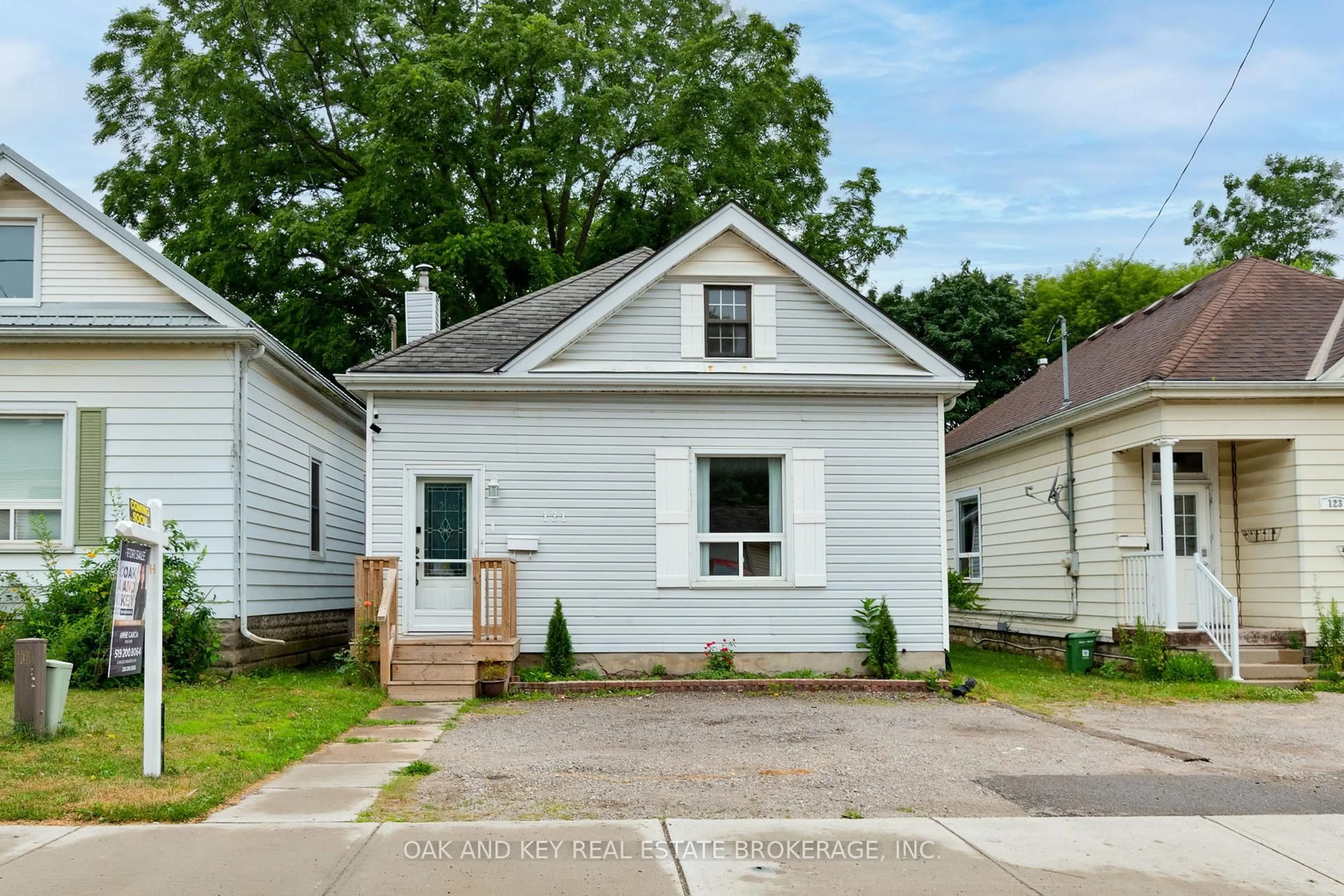 Unknown for 121 Sackville St, London East Ontario N5Z 2E5