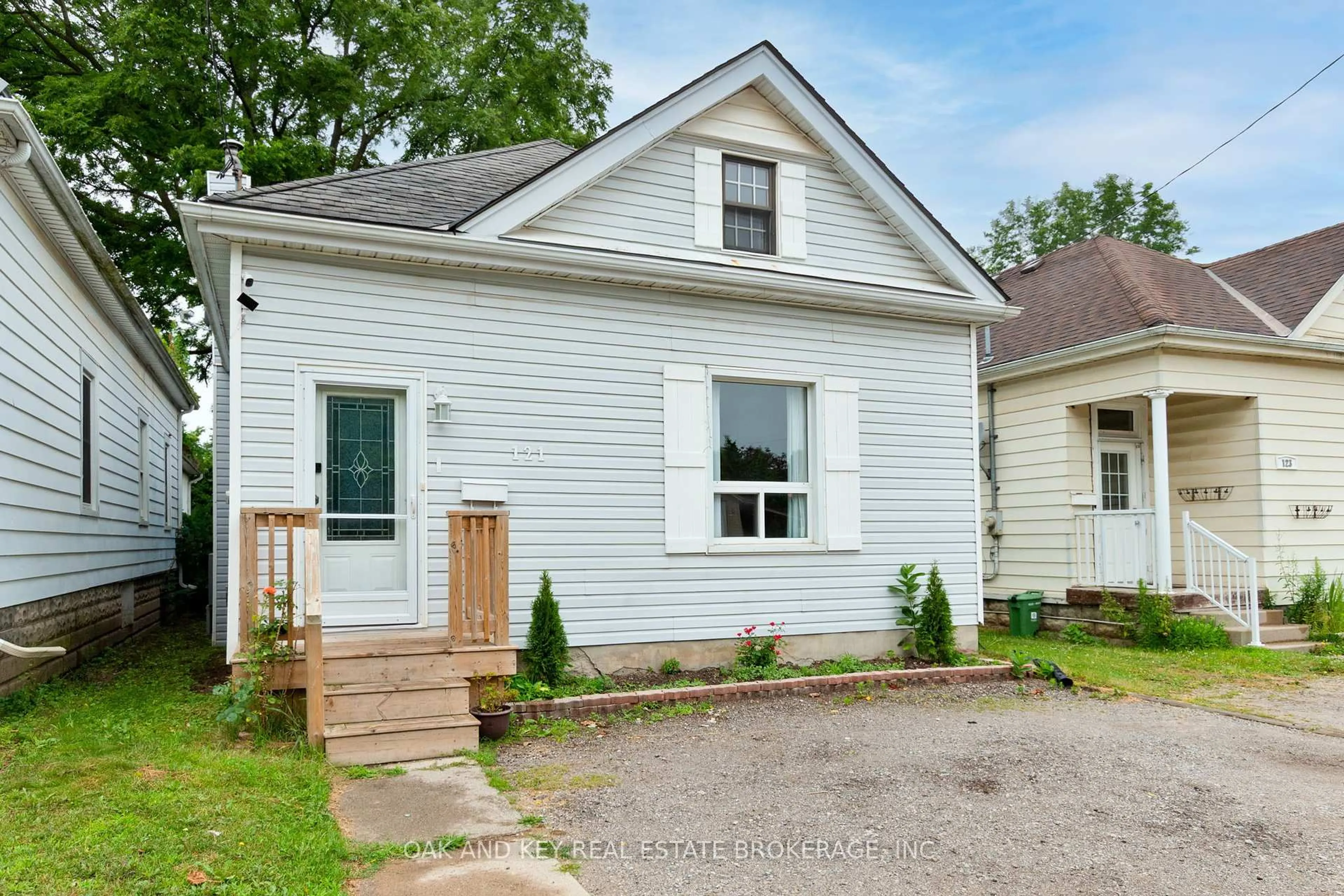Unknown for 121 Sackville St, London East Ontario N5Z 2E5