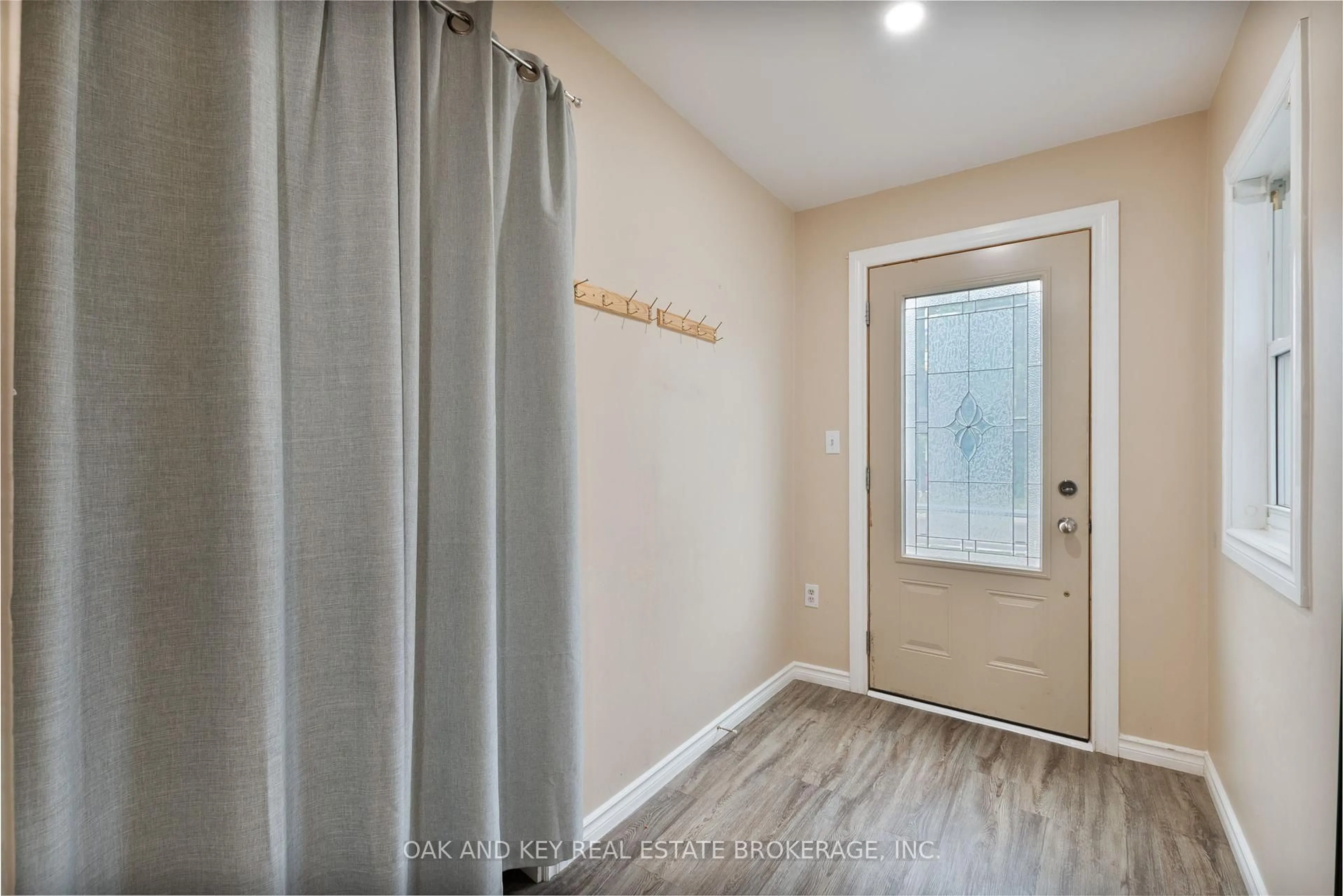 Indoor entryway for 121 Sackville St, London East Ontario N5Z 2E5