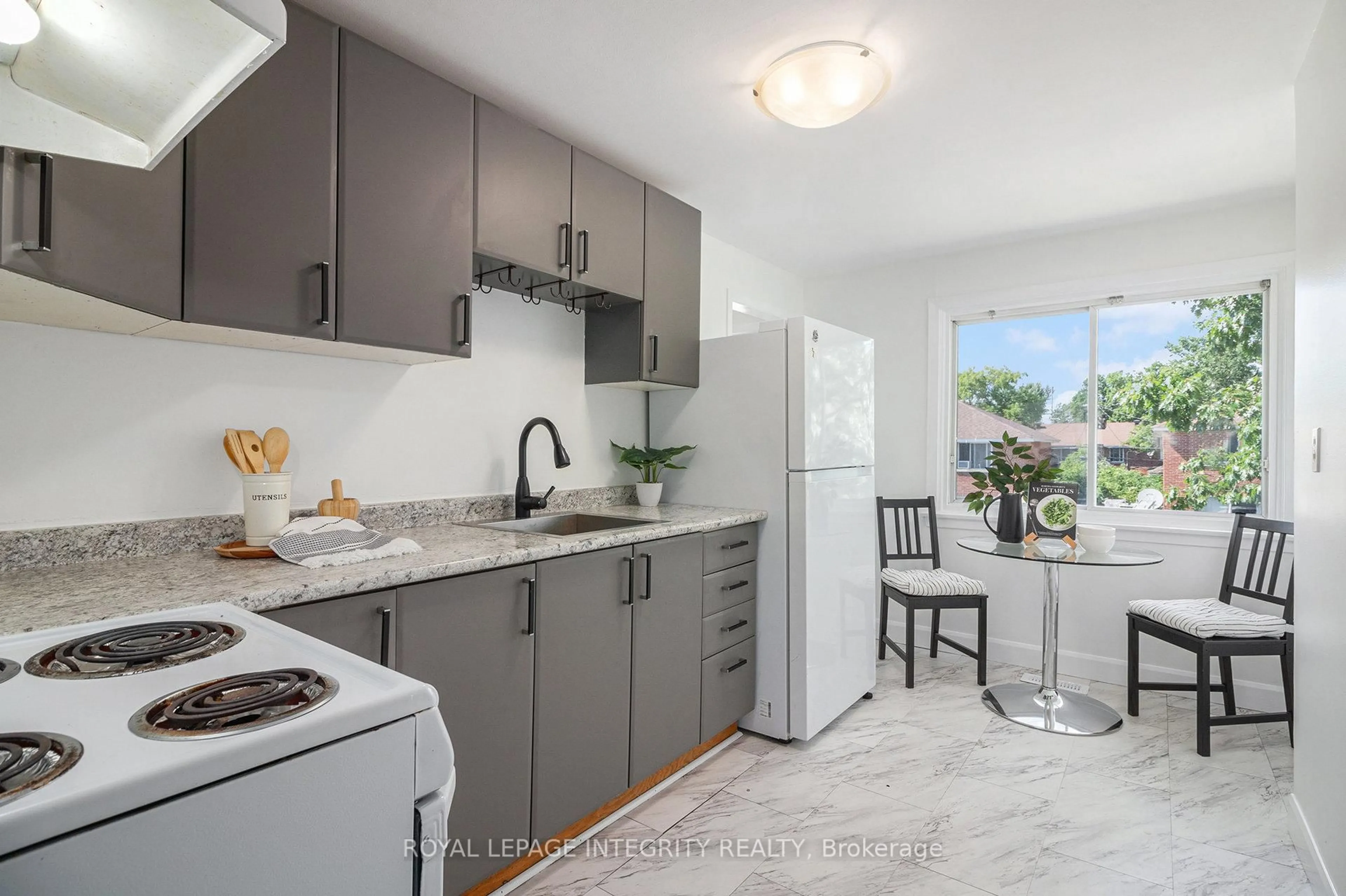 Standard kitchen, ceramic/tile floor for 422 Queen Mary St, Ottawa Ontario K1K 1W5