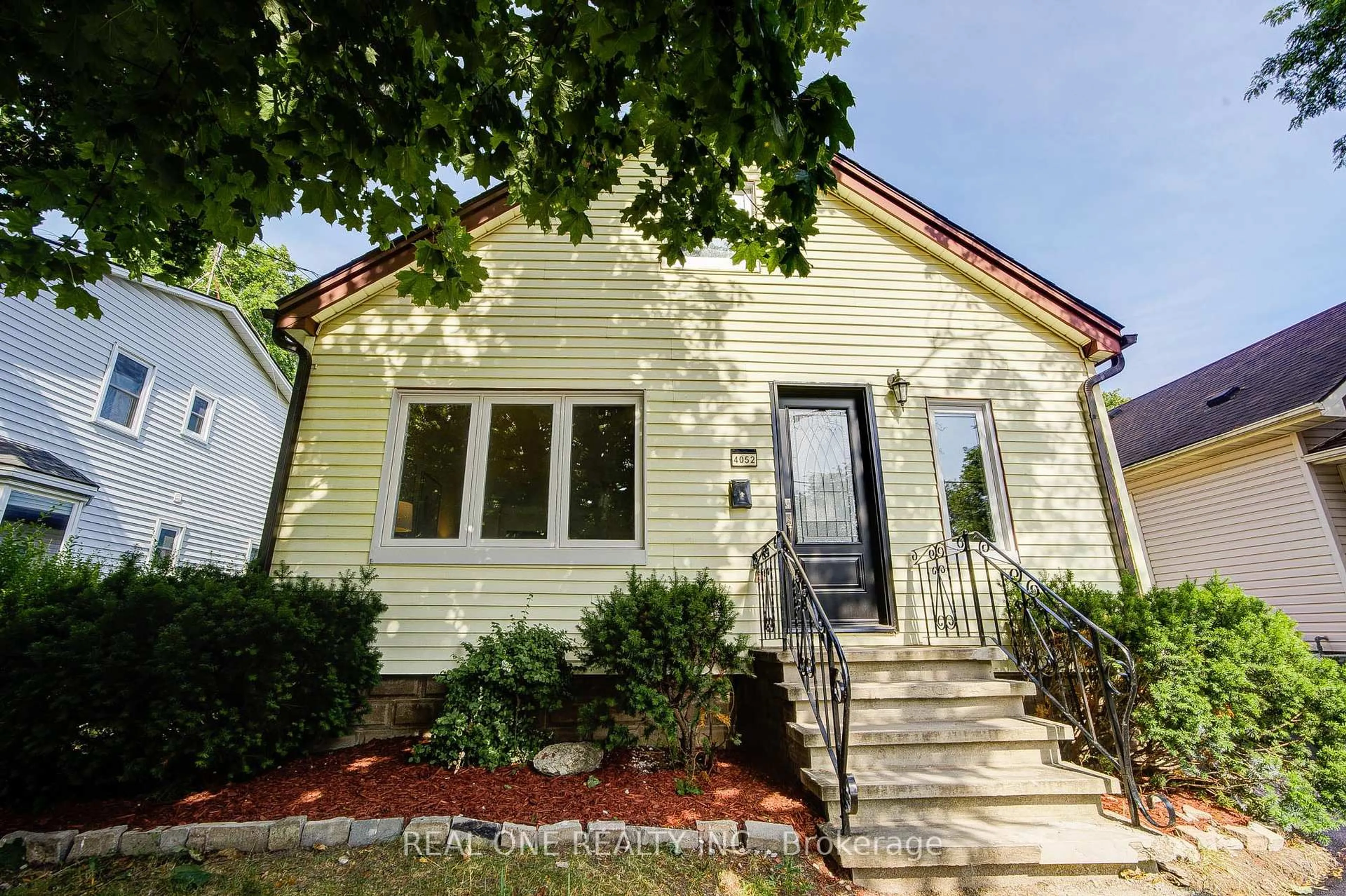 Home with vinyl exterior material, street for 4052 SAINT JAMES Ave, Niagara Falls Ontario L2E 6H6