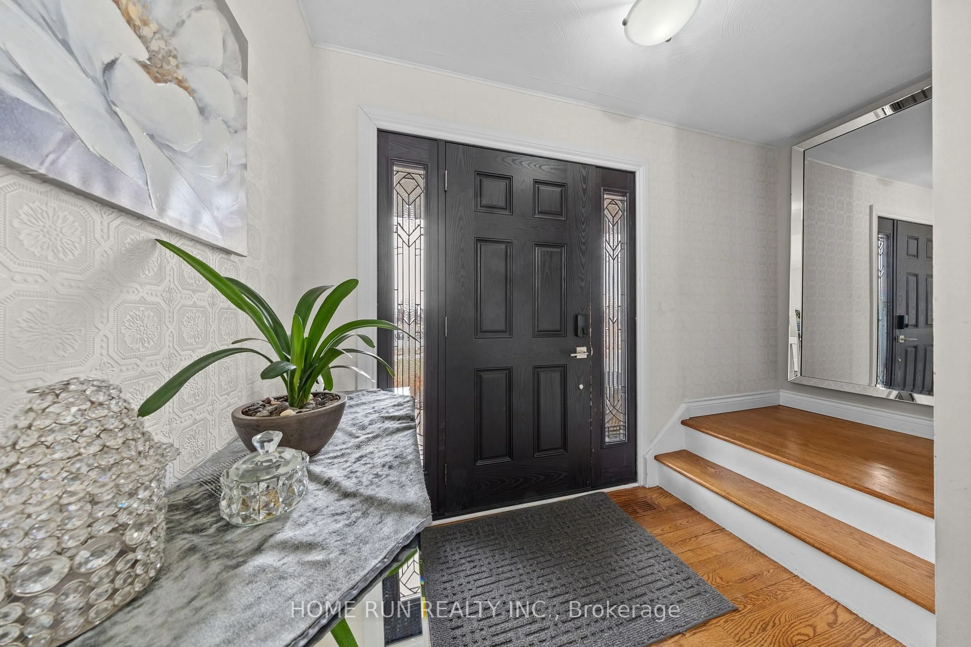 Indoor entryway for 44 Knoxdale Rd, Ottawa Ontario K2G 1A3