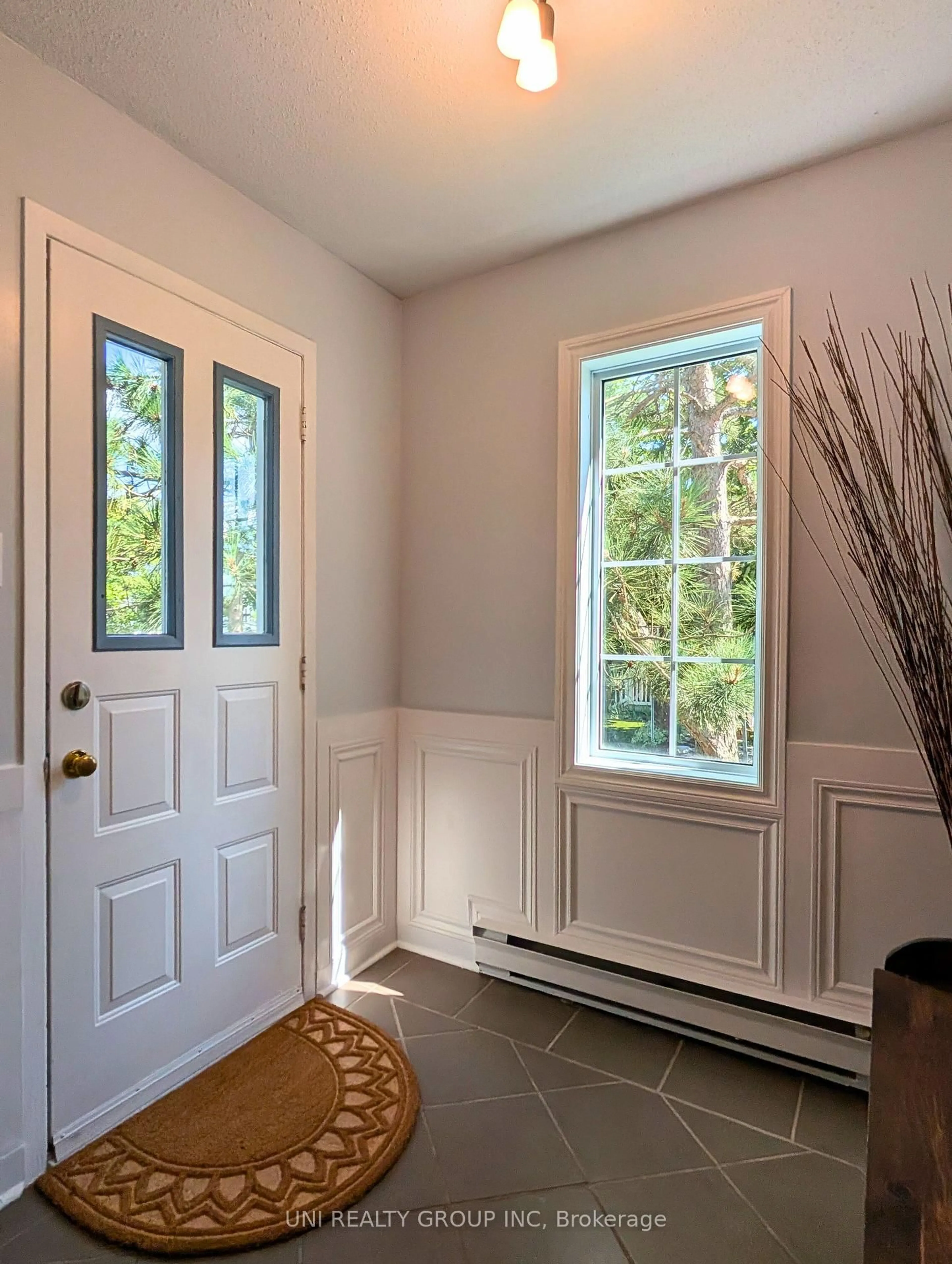 Indoor entryway for 120 CASTLEGREEN Private, Ottawa Ontario K1T 3N2