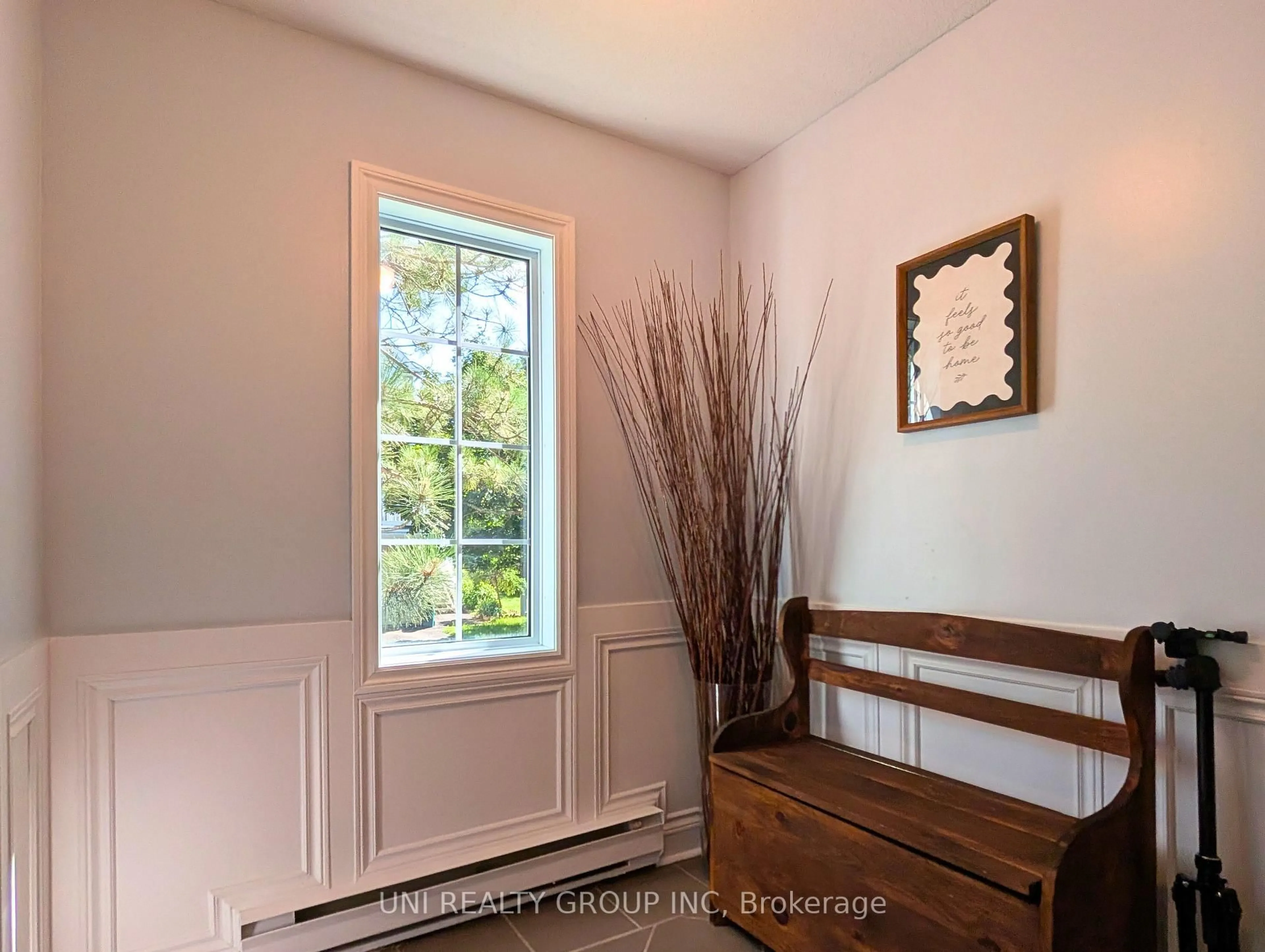 Indoor entryway for 120 CASTLEGREEN Private, Ottawa Ontario K1T 3N2