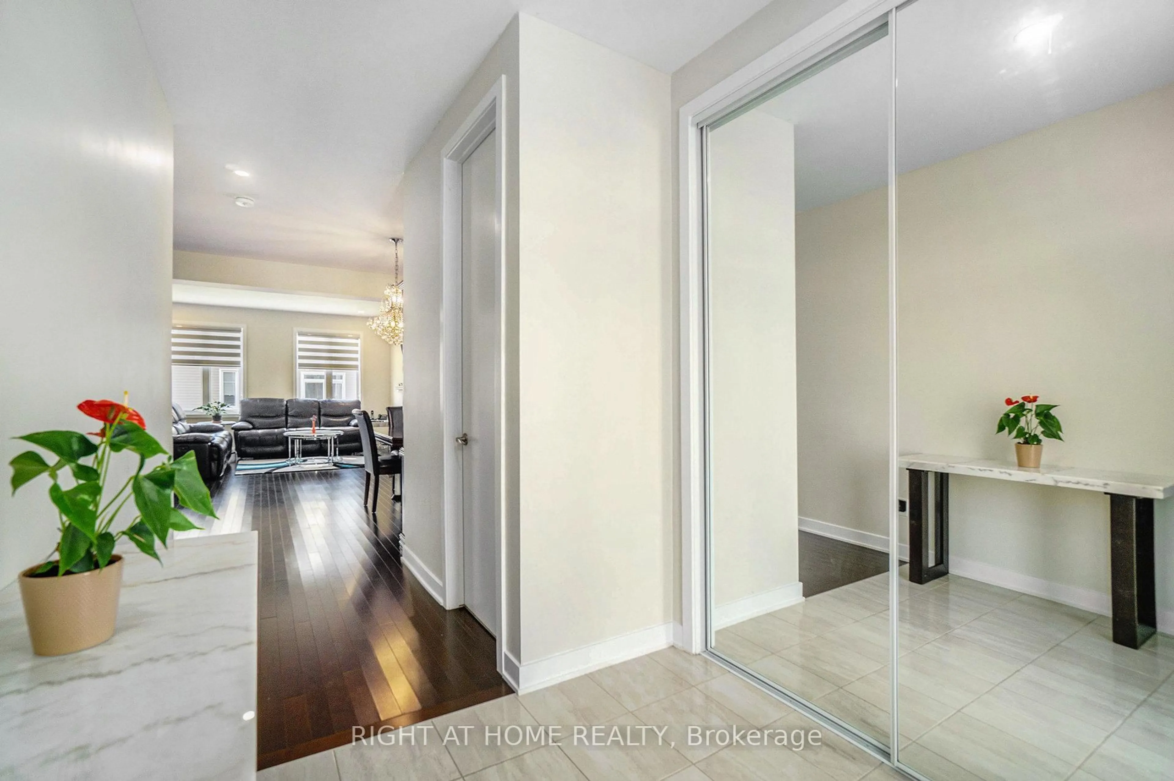 Indoor entryway for 657 Terrier Circ, Richmond Ontario K0A 2Z0