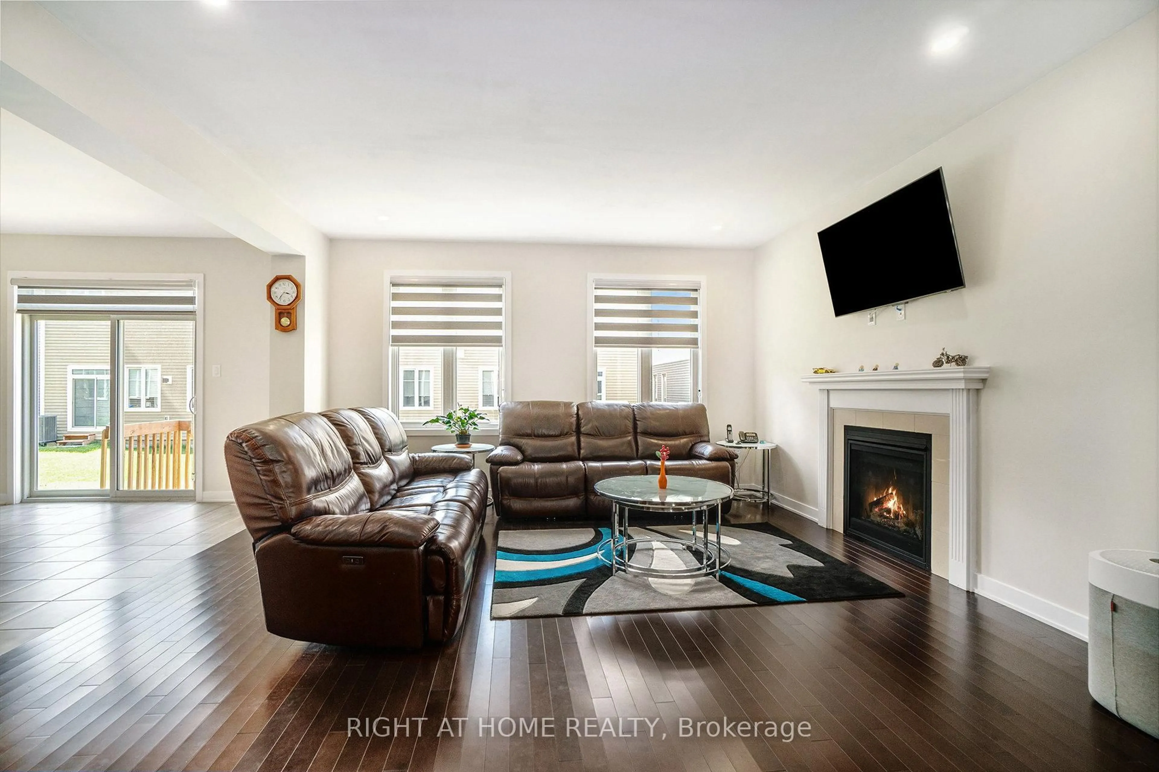 Living room with furniture, wood/laminate floor for 657 Terrier Circ, Richmond Ontario K0A 2Z0