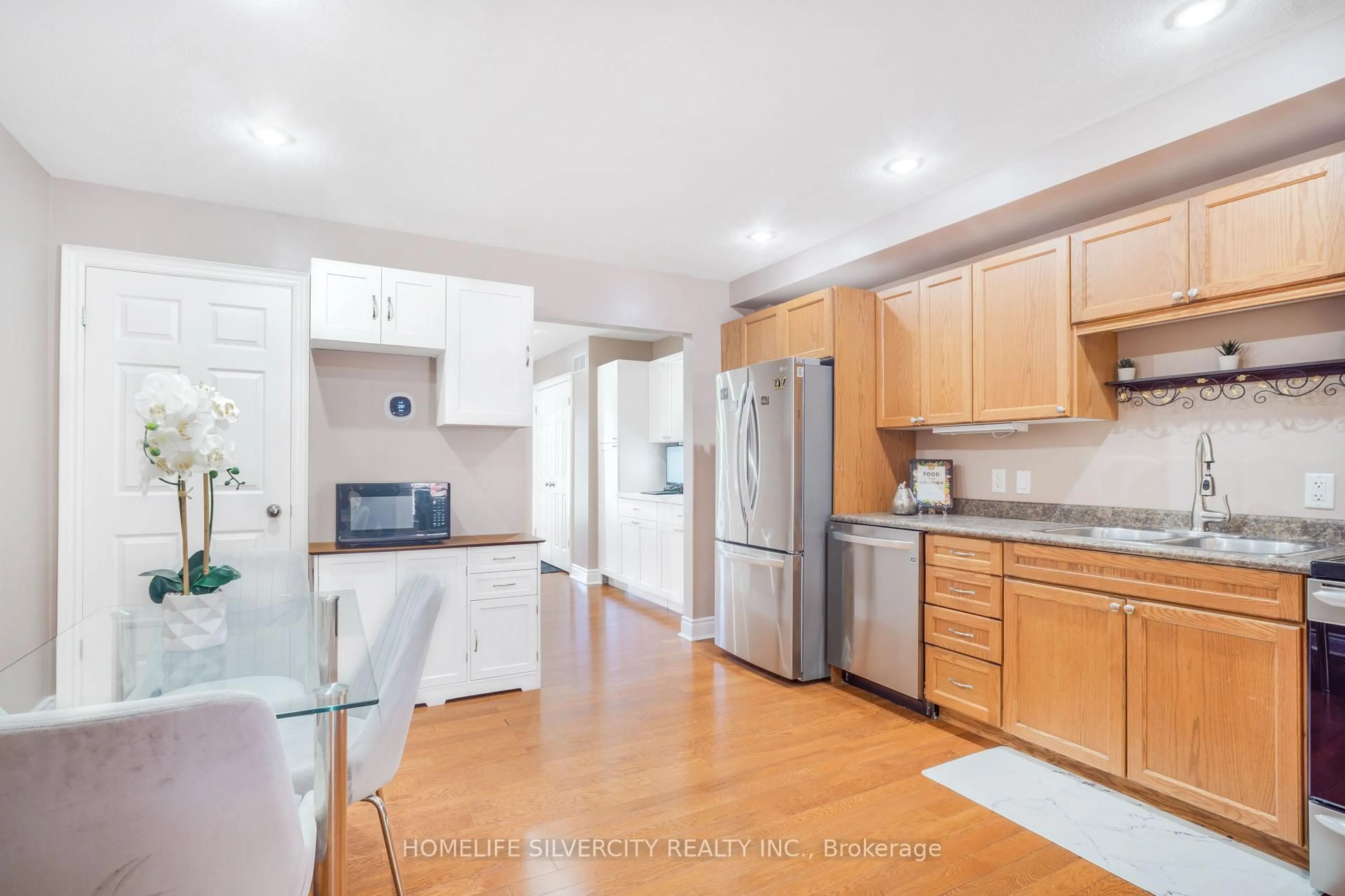 Open concept kitchen, unknown for 27 Ormond St, Thorold Ontario L2V 1Y6