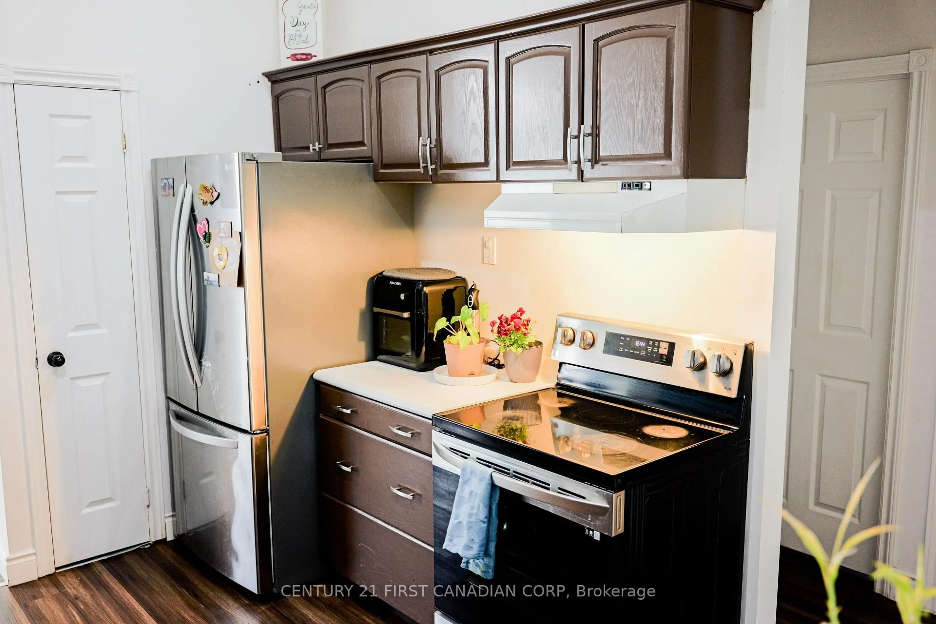 Standard kitchen, wood/laminate floor for 38 St Michaels St, Norfolk Ontario N4B 3C8