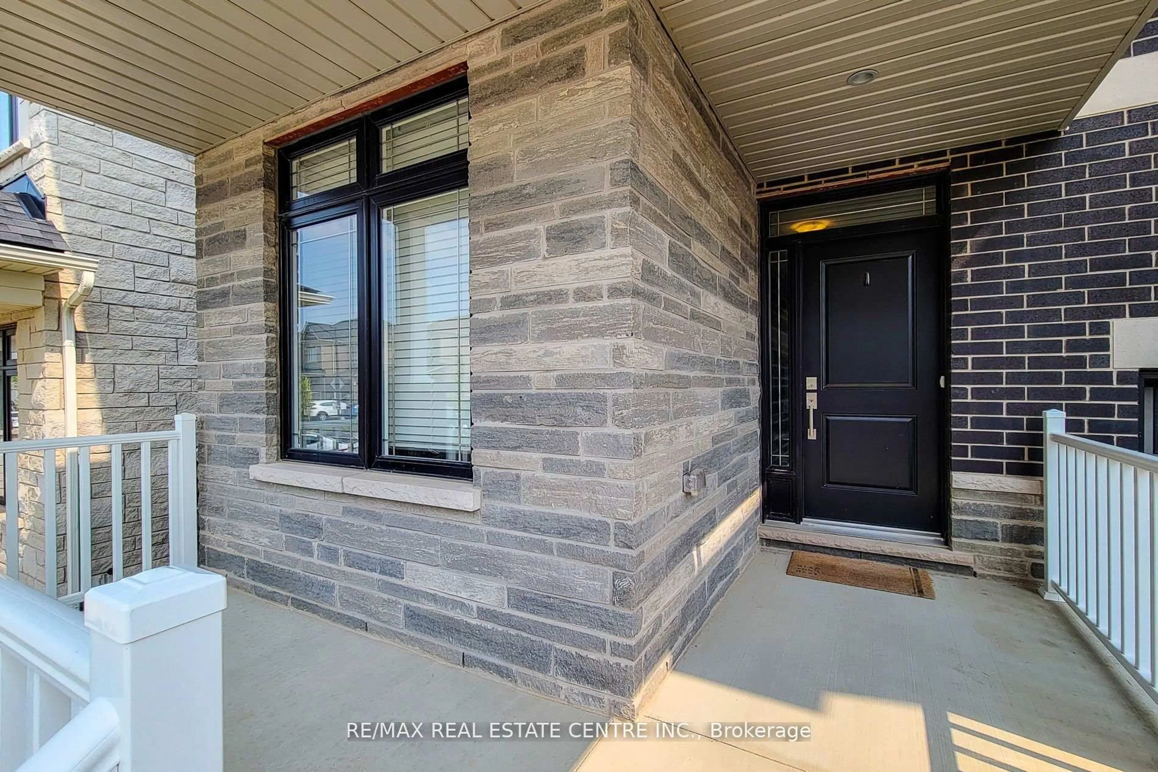 Indoor entryway for 64 Great Falls Blvd, Hamilton Ontario L8B 1Y5