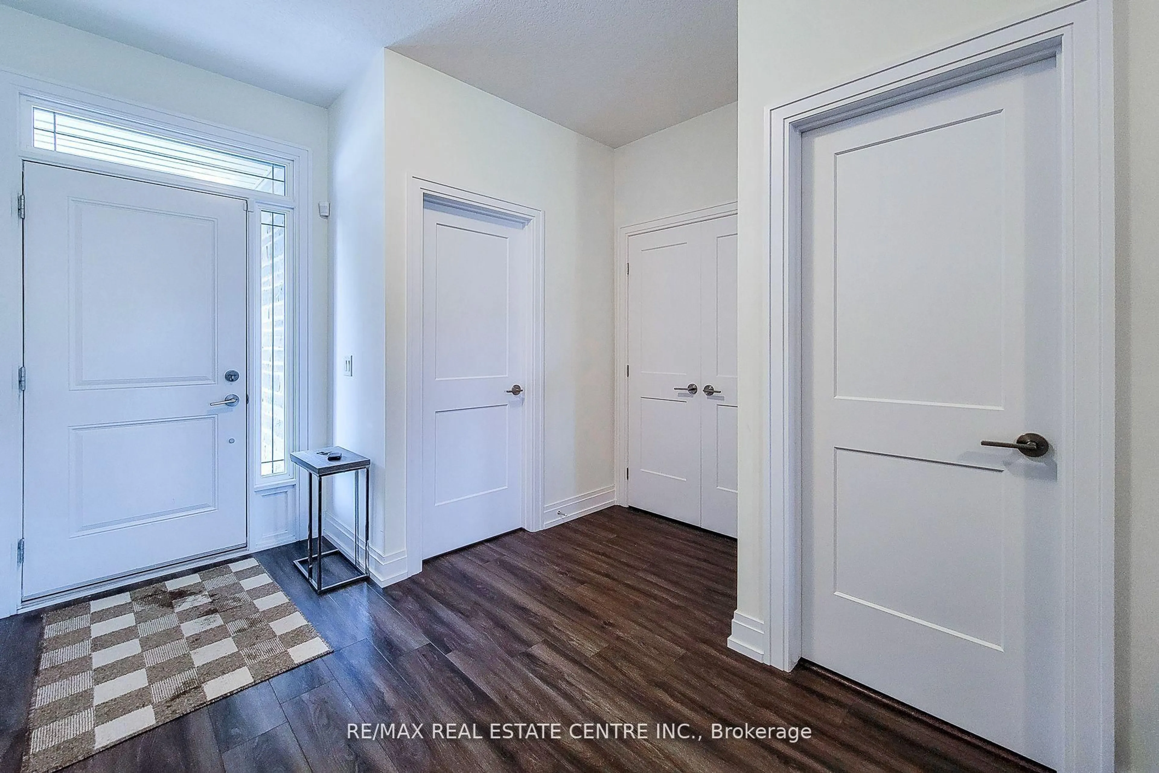 Indoor entryway for 64 Great Falls Blvd, Hamilton Ontario L8B 1Y5