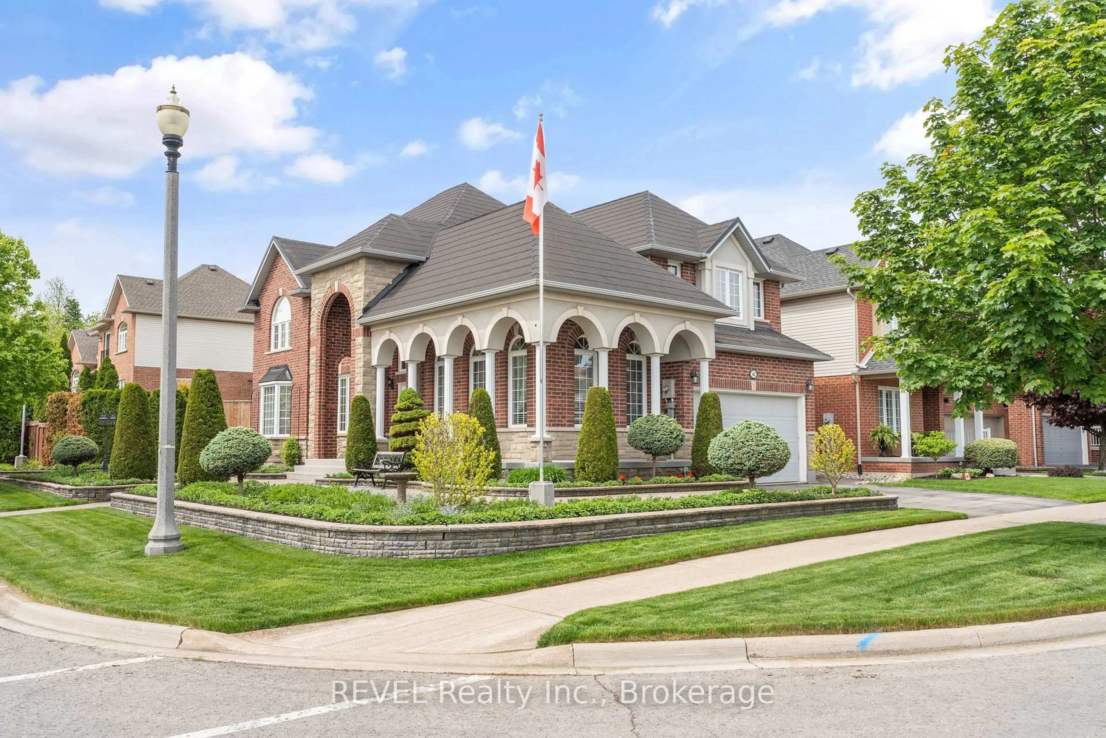 Home with brick exterior material, street for 42 Vinifera Dr, Grimsby Ontario L3M 5S1