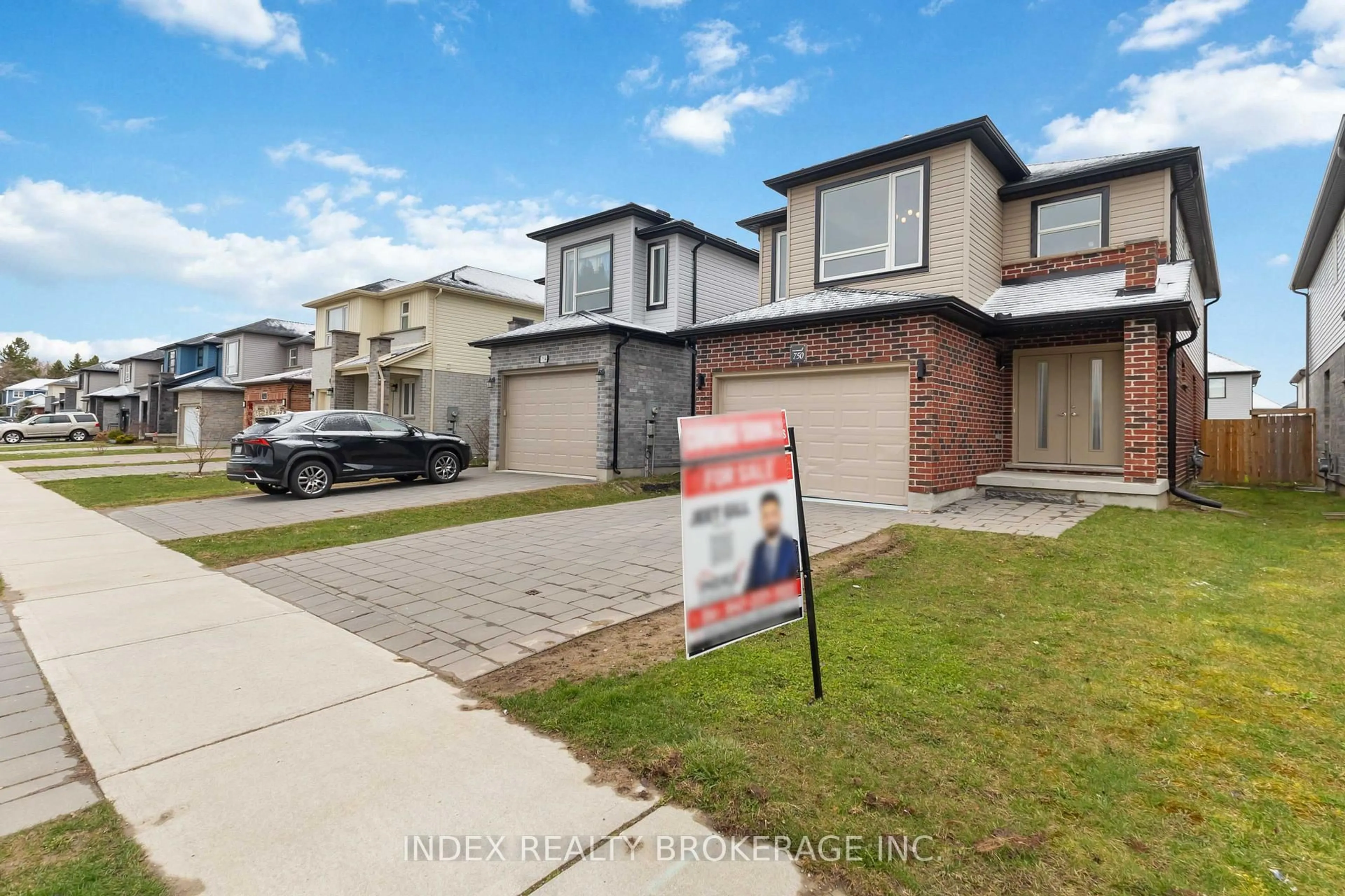 A pic from outside/outdoor area/front of a property/back of a property/a pic from drone, street for 750 Freeport St, London North Ontario L5C 1S6