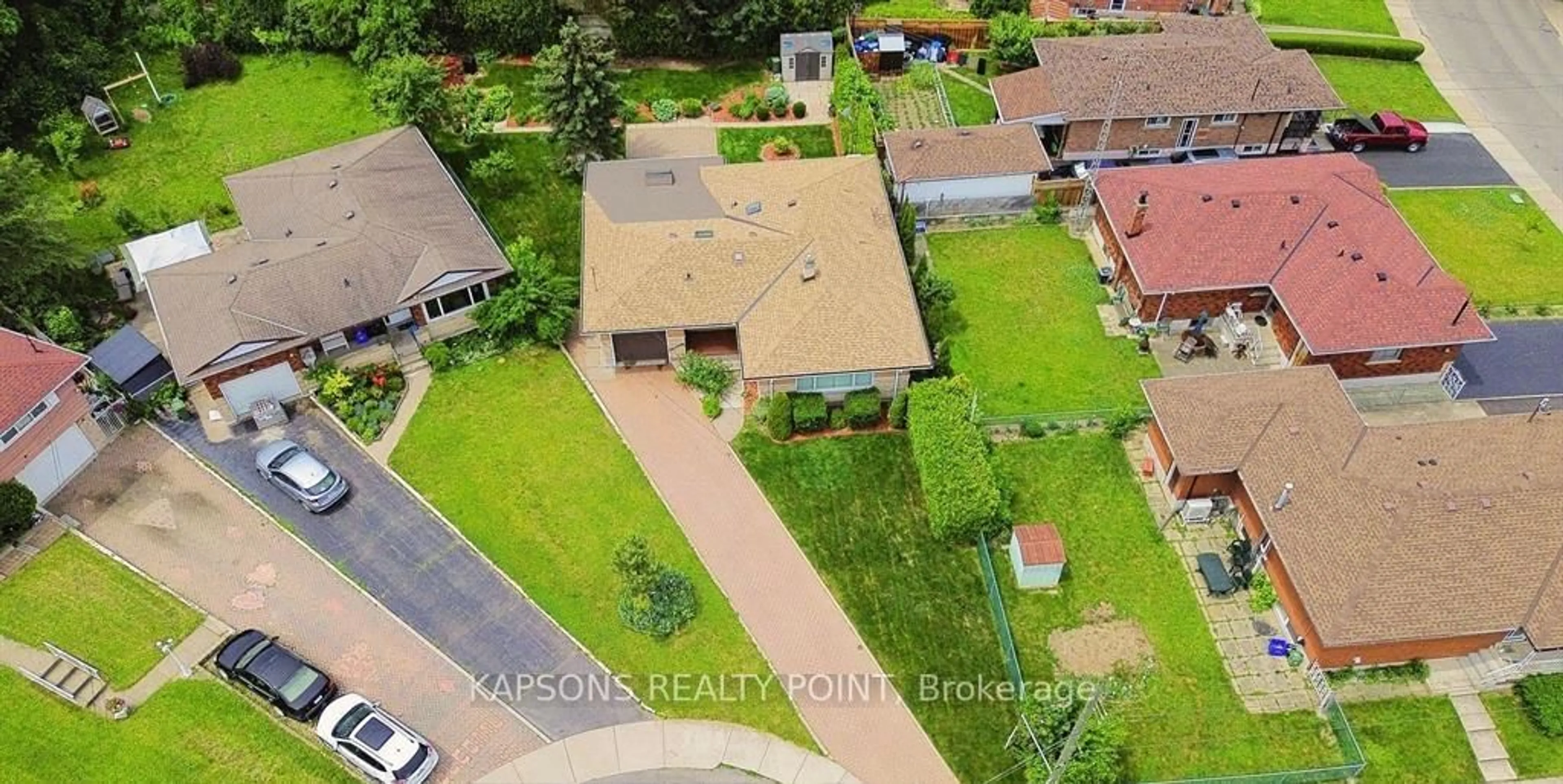 A pic from outside/outdoor area/front of a property/back of a property/a pic from drone, street for 8 Starlight Crt, Hamilton Ontario L8K 4C8