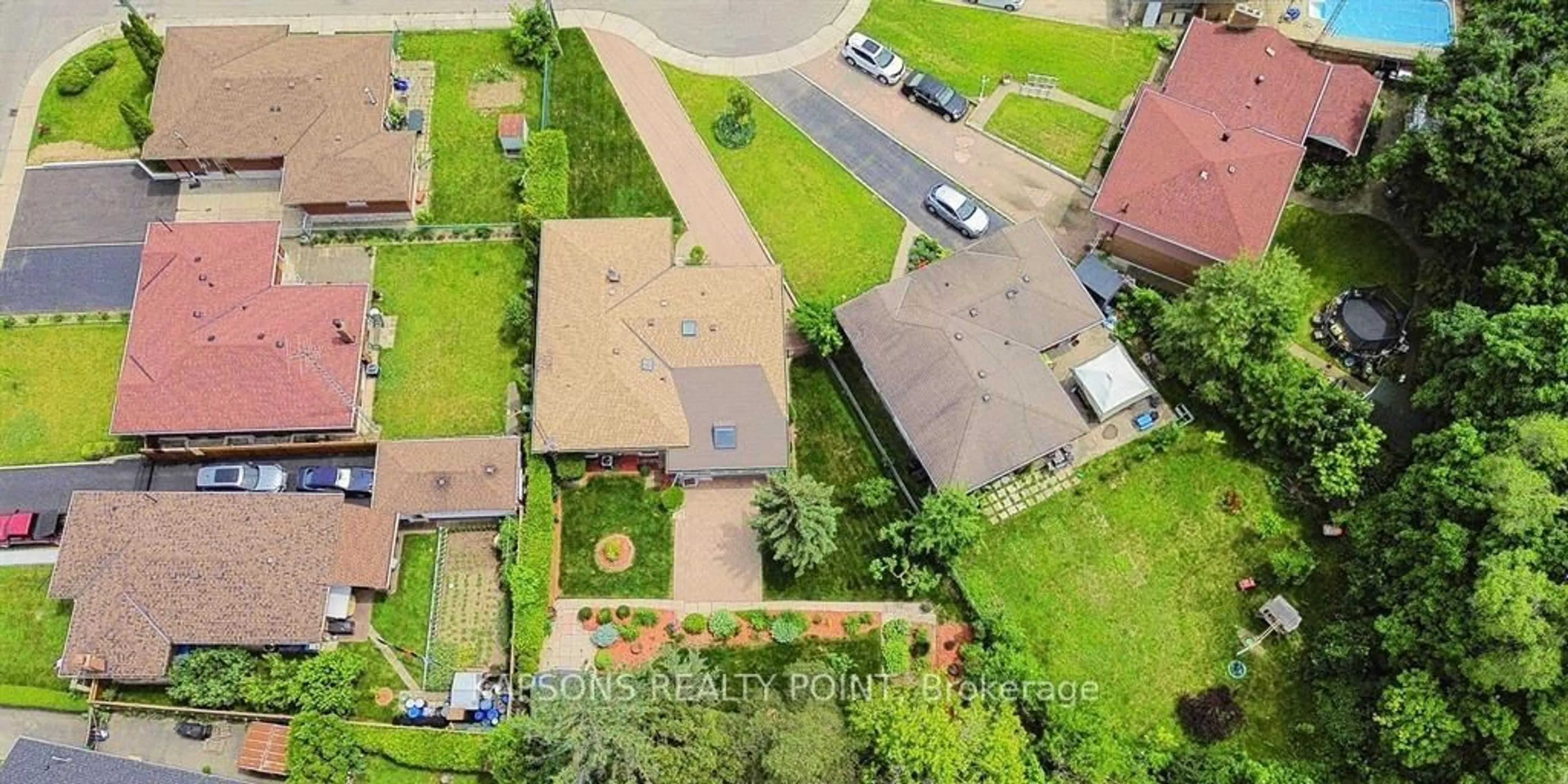 A pic from outside/outdoor area/front of a property/back of a property/a pic from drone, street for 8 Starlight Crt, Hamilton Ontario L8K 4C8