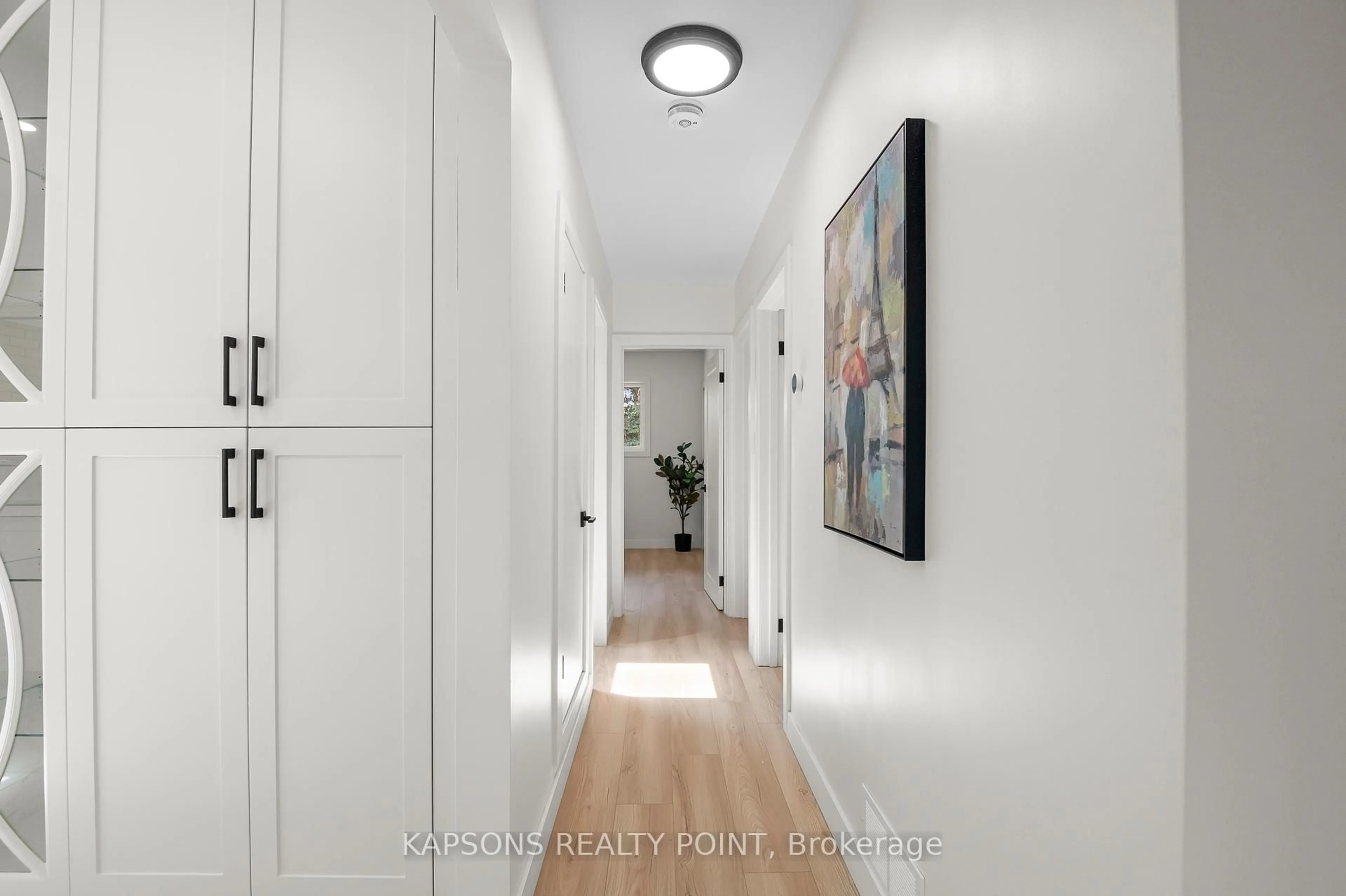 Indoor entryway for 8 Starlight Crt, Hamilton Ontario L8K 4C8