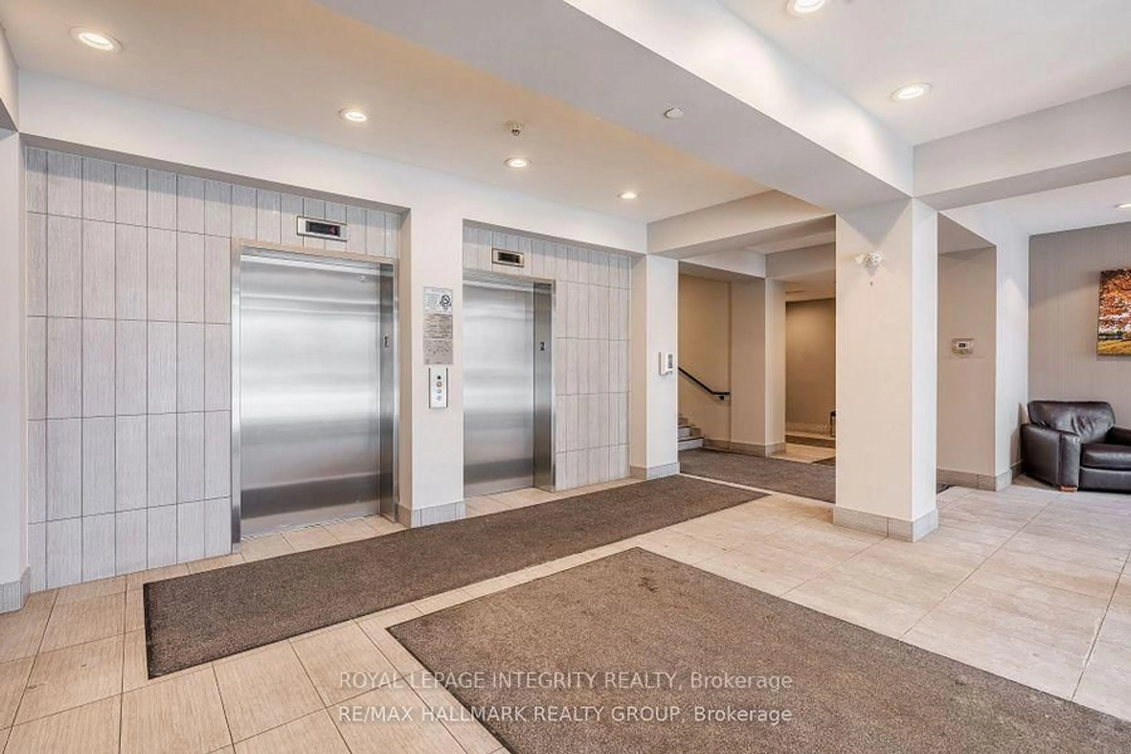Indoor foyer for 808 Bronson Ave #114, Ottawa Ontario K1S 5A4