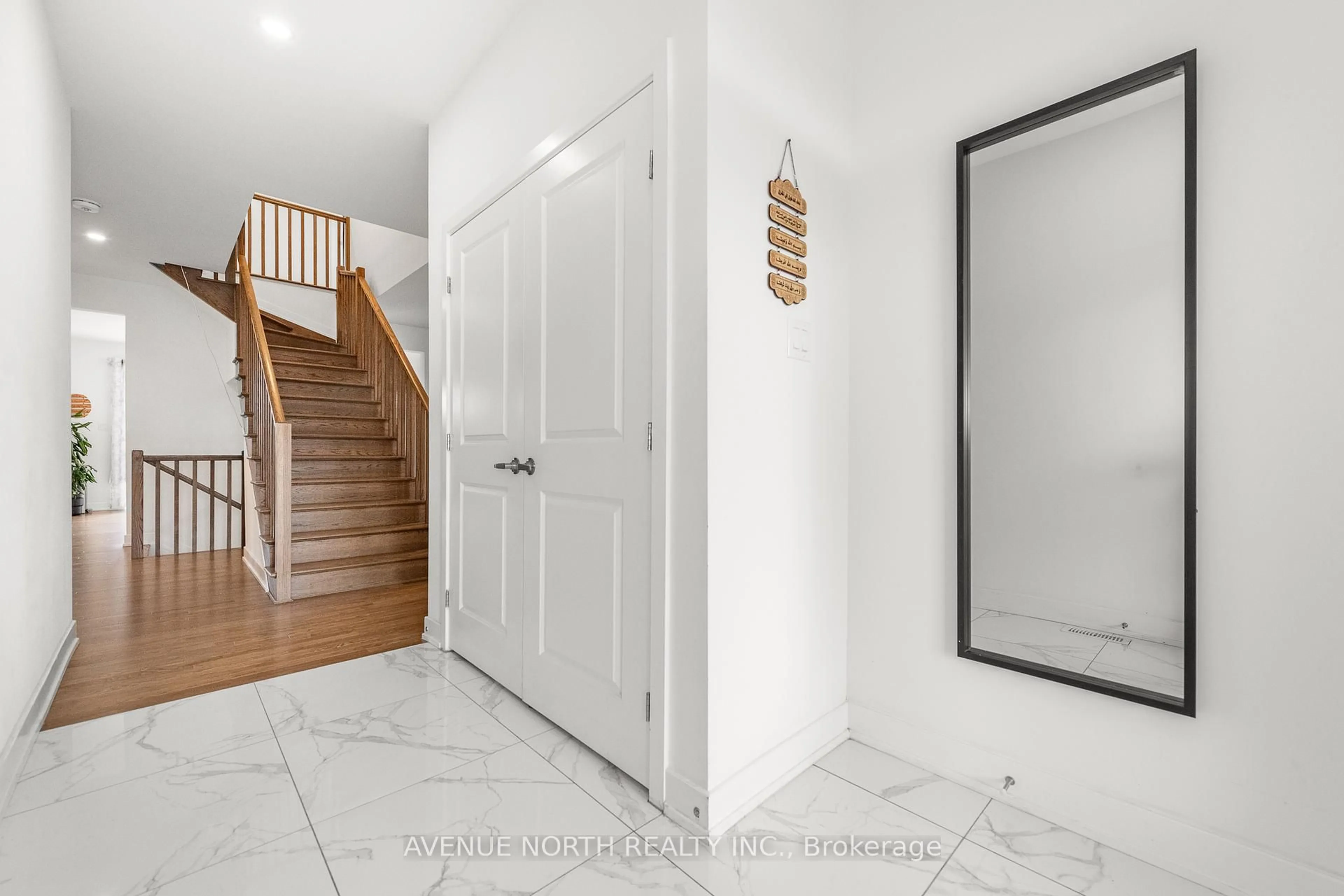 Indoor entryway for 219 Reisling Way, Ottawa Ontario K1T 0X1