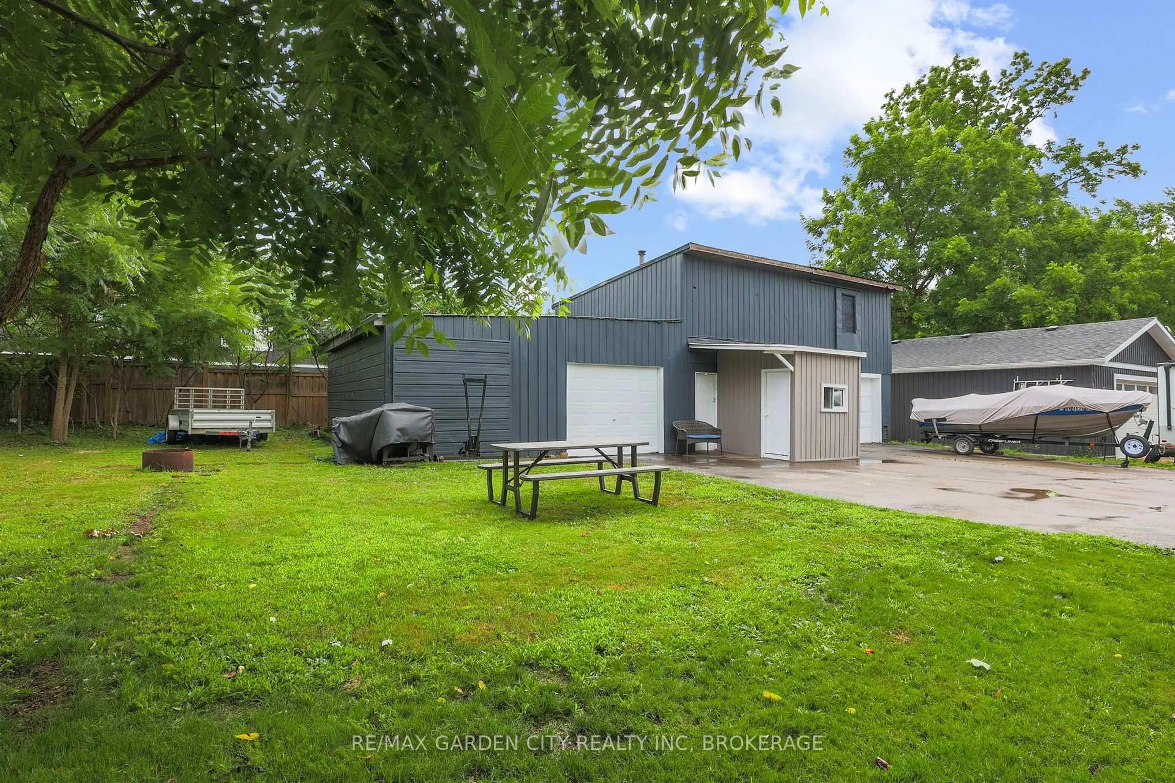 A pic from outside/outdoor area/front of a property/back of a property/a pic from drone, street for 222 Ridgeway Rd, Fort Erie Ontario L0S 1B0