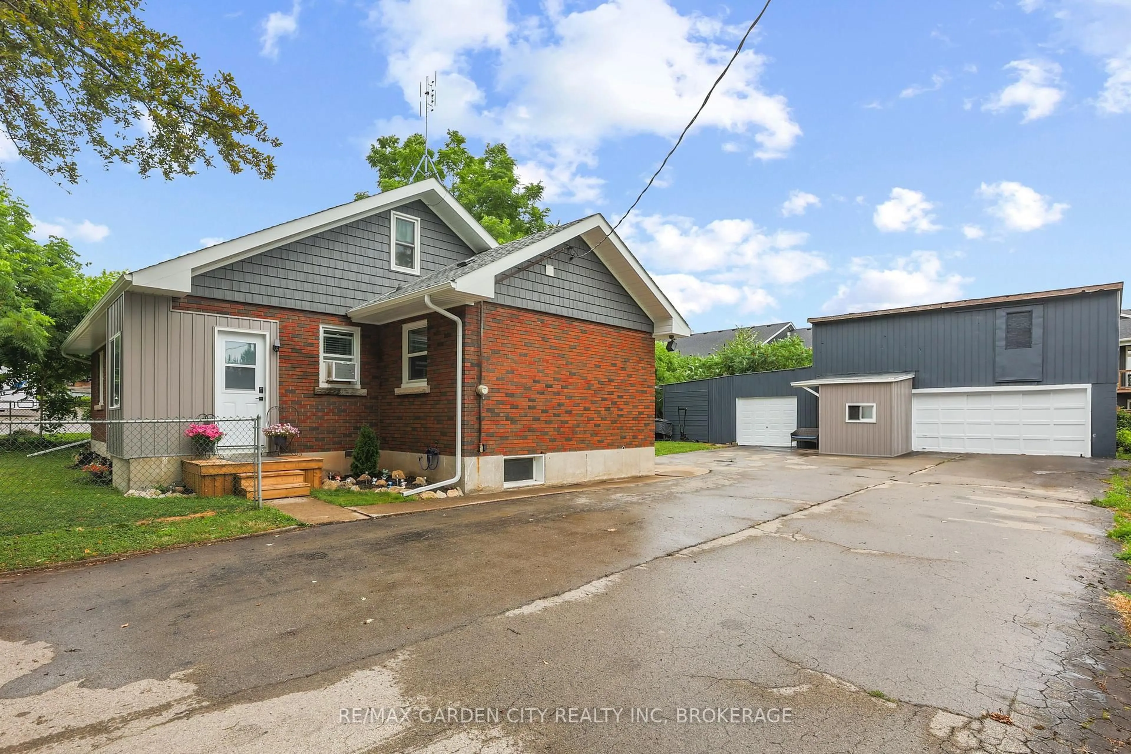 A pic from outside/outdoor area/front of a property/back of a property/a pic from drone, street for 222 Ridgeway Rd, Fort Erie Ontario L0S 1B0
