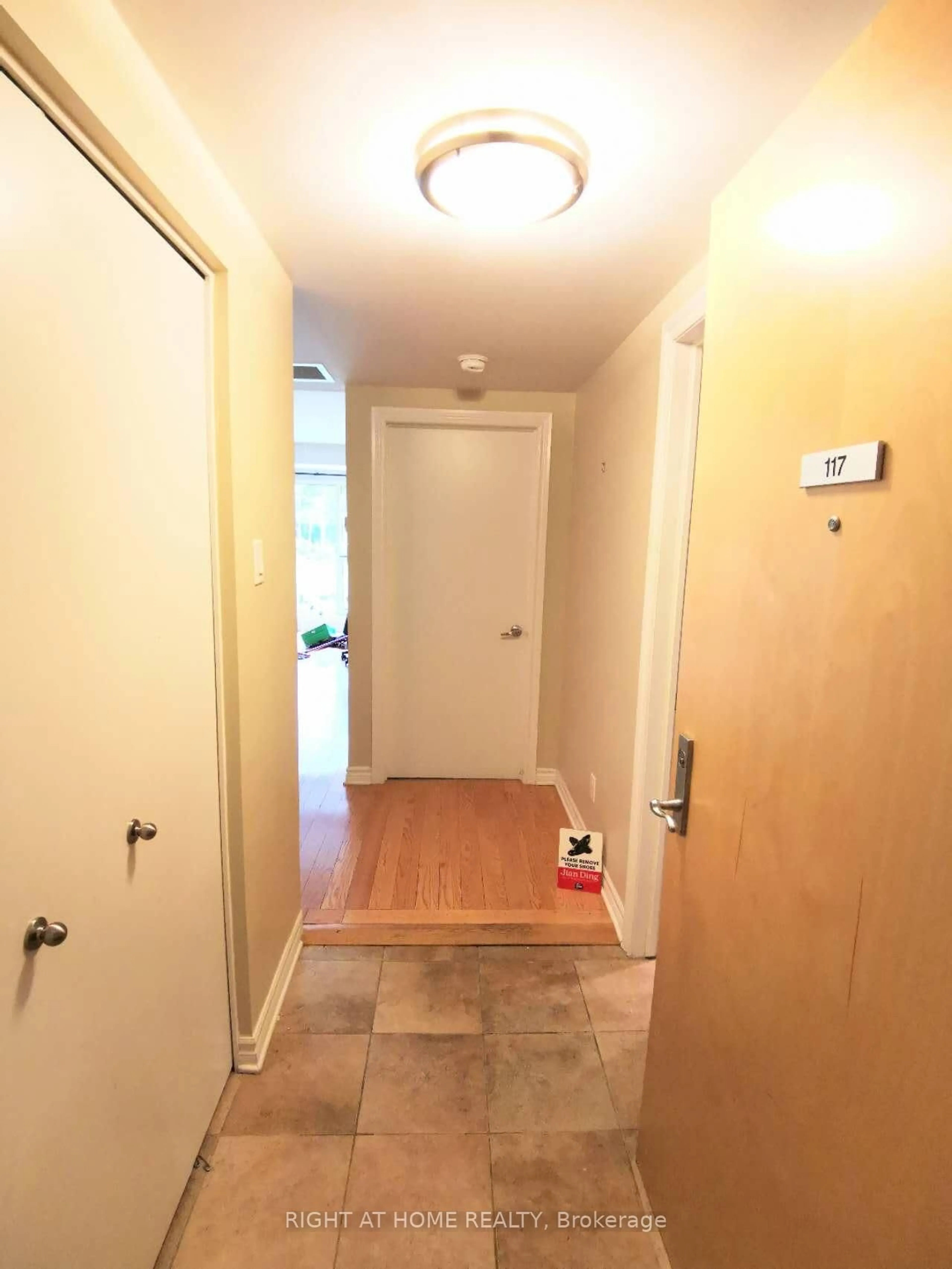 Indoor entryway for 250 Lett St #117, Ottawa Ontario K1N 5T4
