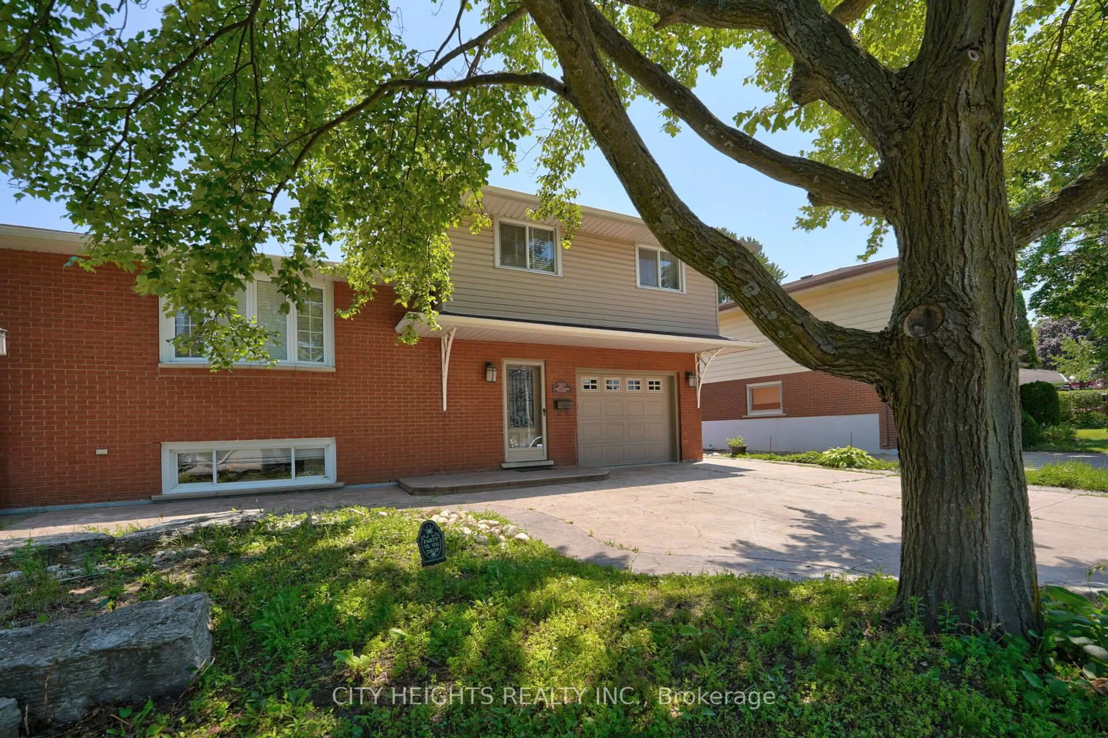 A pic from outside/outdoor area/front of a property/back of a property/a pic from drone, street for 207 Christopher Dr, Cambridge Ontario N1R 4S6