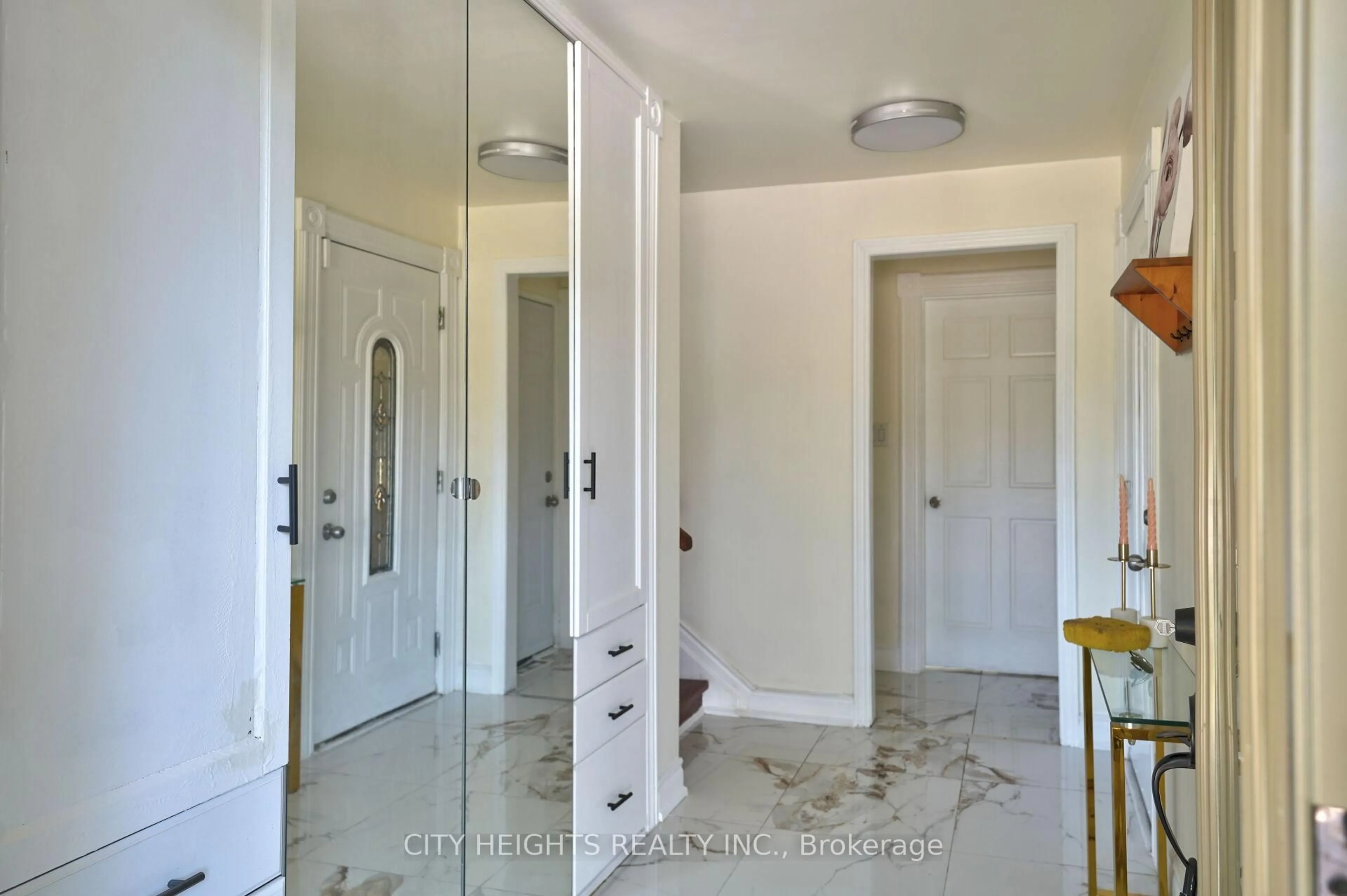 Indoor entryway for 207 Christopher Dr, Cambridge Ontario N1R 4S6